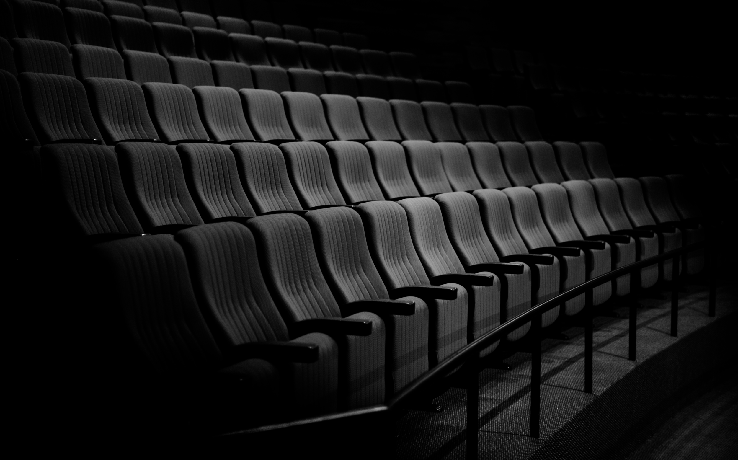 rows-of-red-seats-in-theater.png