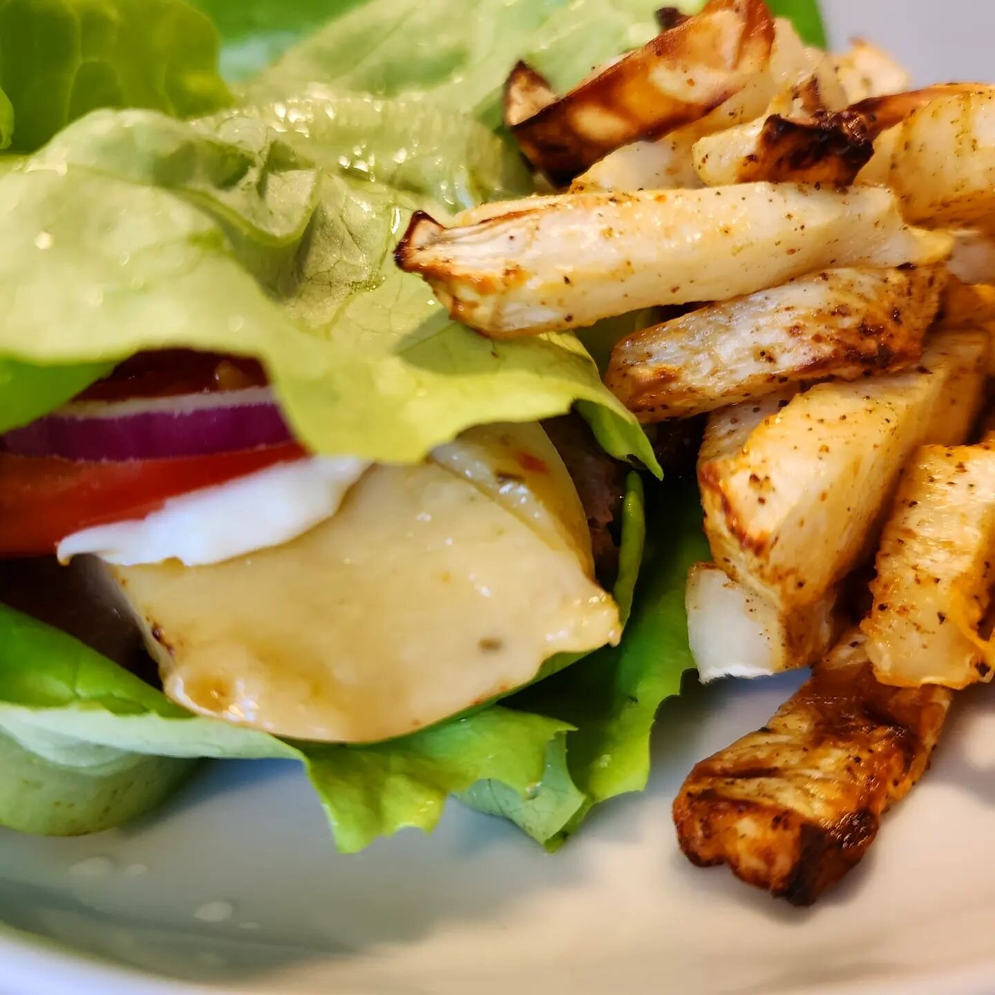 Lettuce wrapped cheeseburger with a side of celeriac fries. Perfect quick Saturday night supper at home 👌

#lovinitketo #keto #lowcarb #lchf #grainfree #sugarfree #burger #lettucewrapped #celeriac