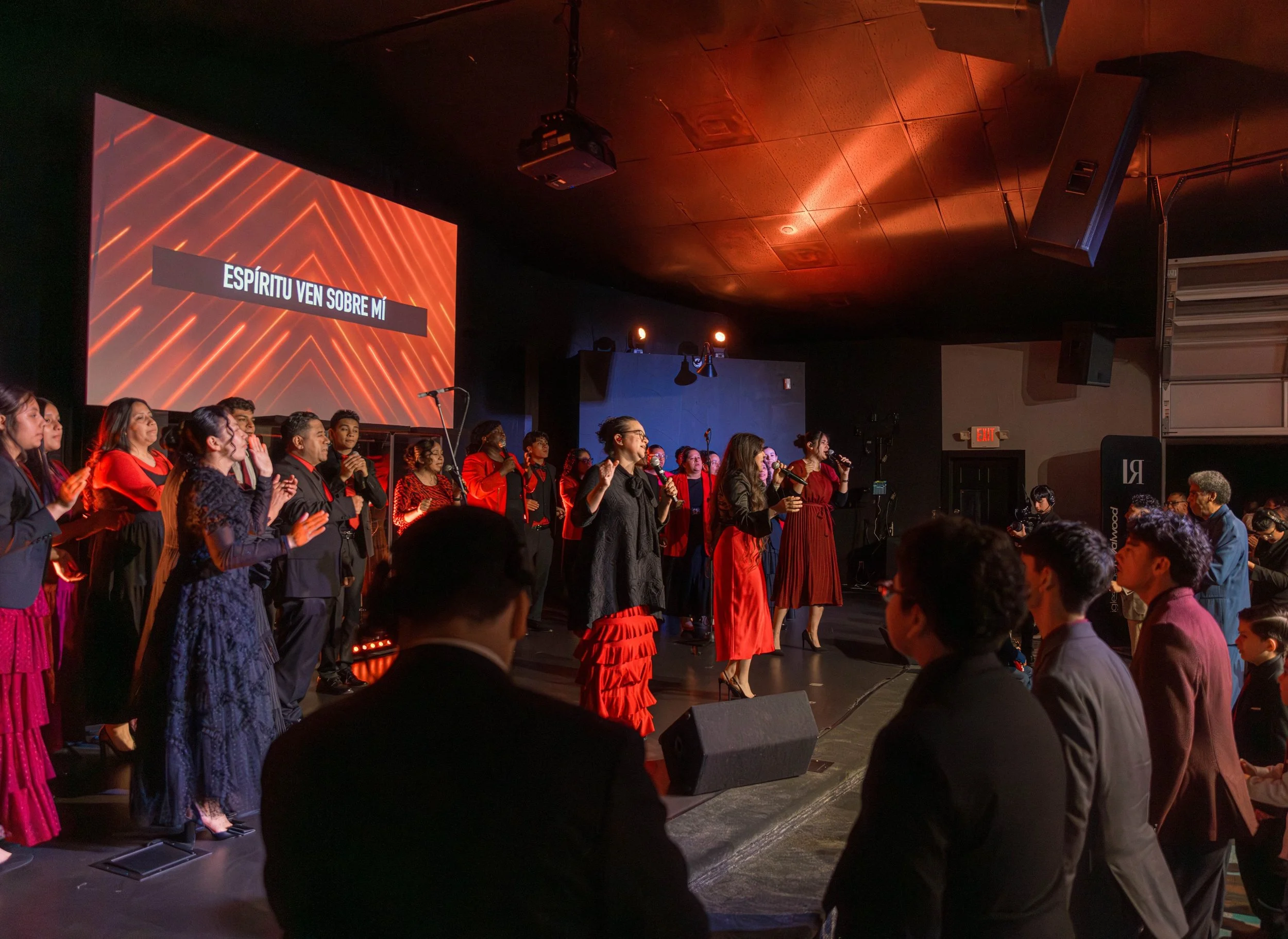 Hermoso servicio de d&iacute;a de Pentecost&eacute;s, el Evangelista Michael Harris trajo una palabra de avivamiento y de ser llenos del Esp&iacute;ritu Santo! Tremenda participaci&oacute;n del coro de IRW.