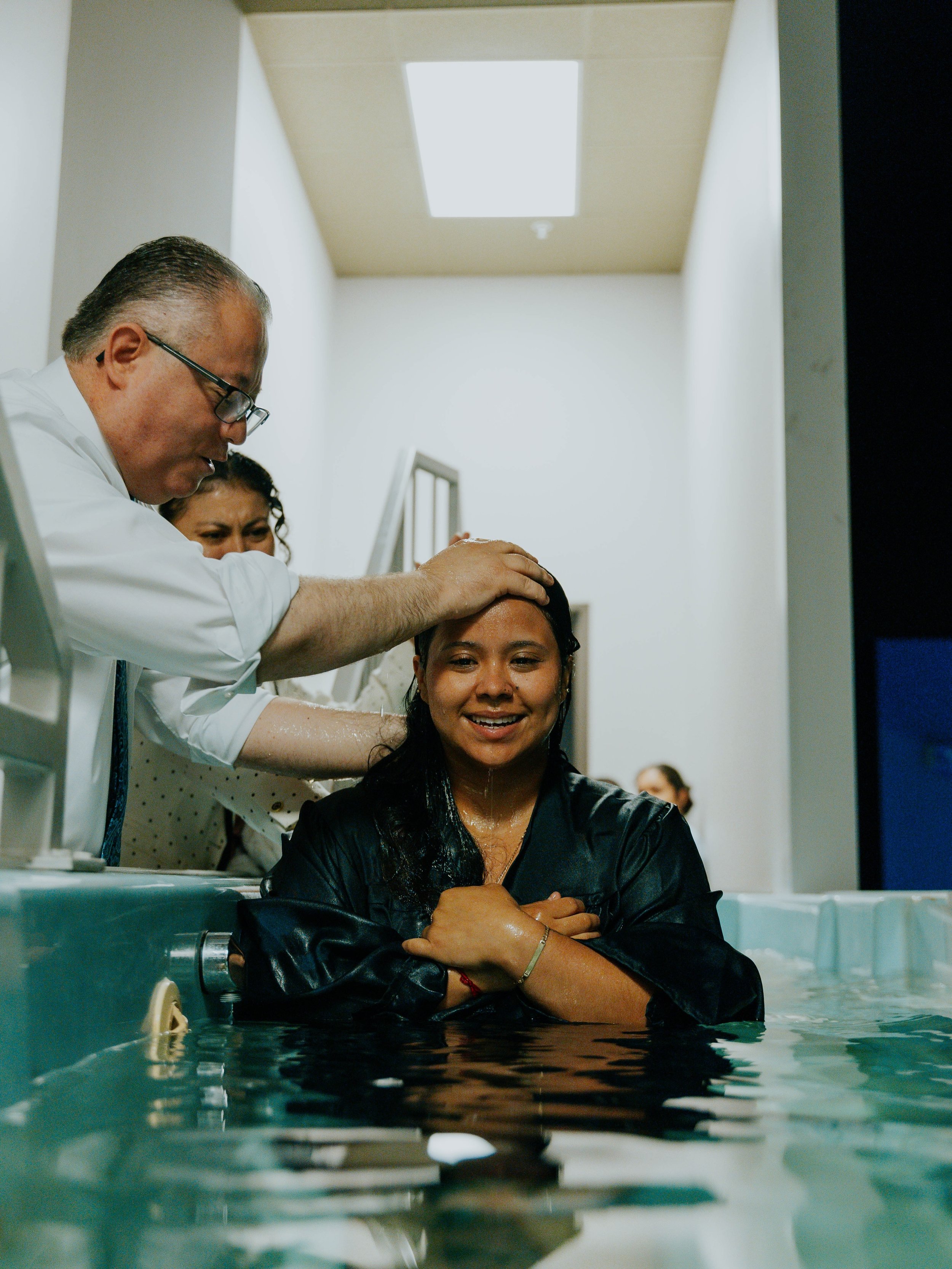 Tuvimos un hermoso servicio. Dos j&oacute;venes tomaron la decisi&oacute;n de ser  bautizadas en el Nombre de Jes&uacute;s.