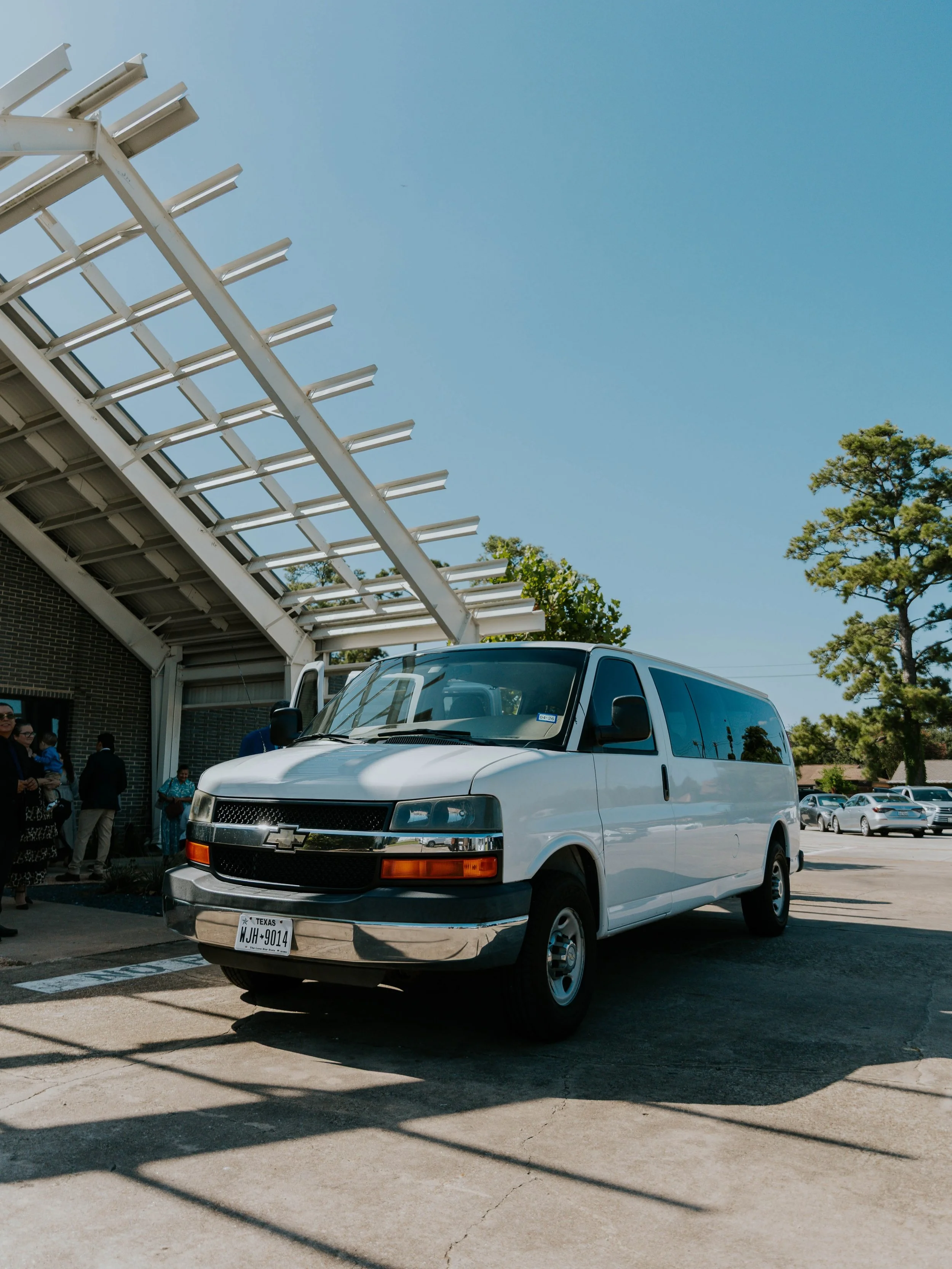 &iexcl;Qu&eacute; hermosa bendici&oacute;n recibimos en el servicio de ayer!

Estamos muy agradecidos con el pastor Jorge Mendiz&aacute;bal y el comit&eacute; por venir a Iglesia de Royalwood y bendecir a nuestra iglesia con una nueva van.

Gracias, 