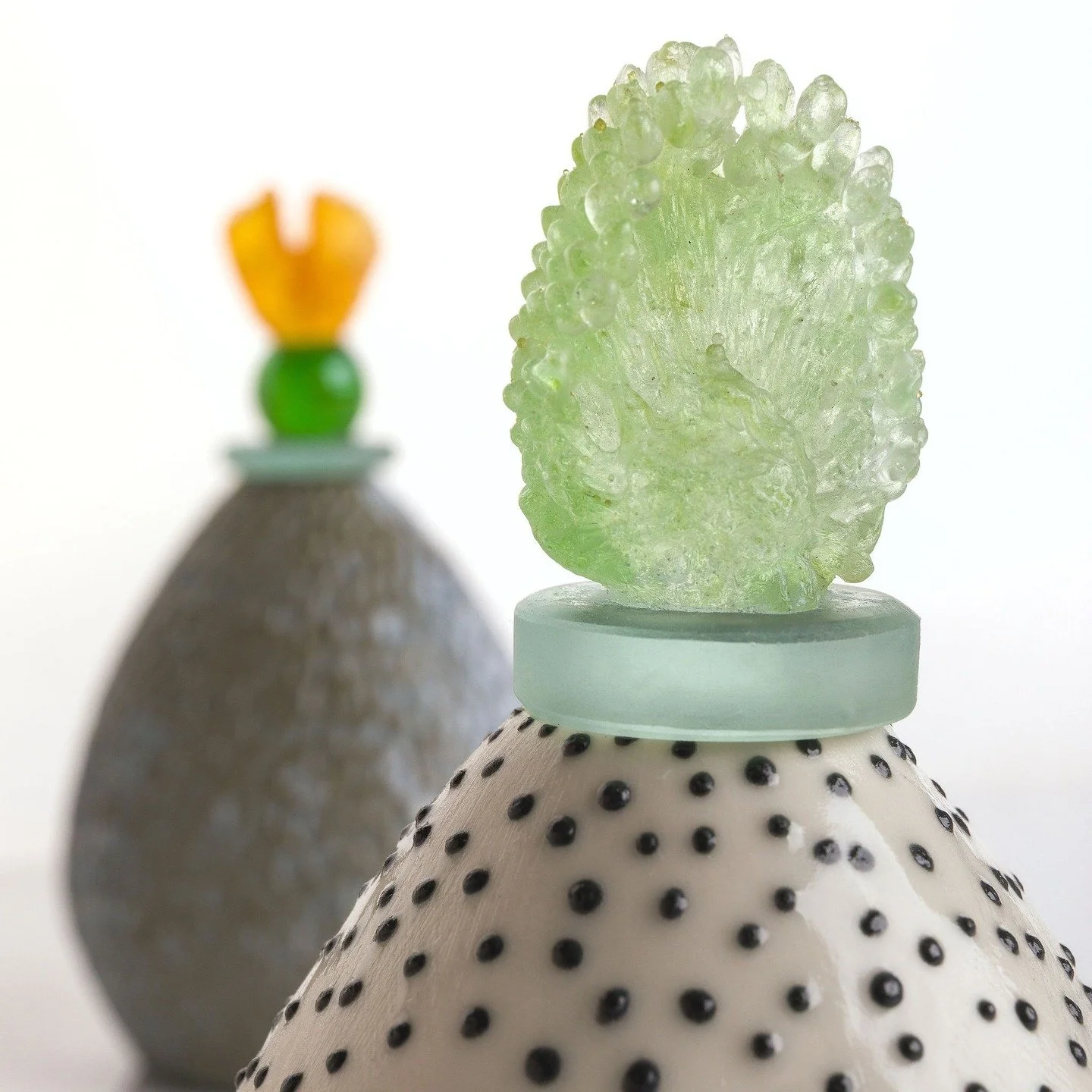 More little seed pots coming along ☺️
Porcelain textured vessels with cast glass stoppers- this one an unopened allium head.

Their first outing will be at Meet the Makers @ruthincrafts and also @craftfestival #cardigan ❤️🫶🌟

Stephen Heaton Photogr