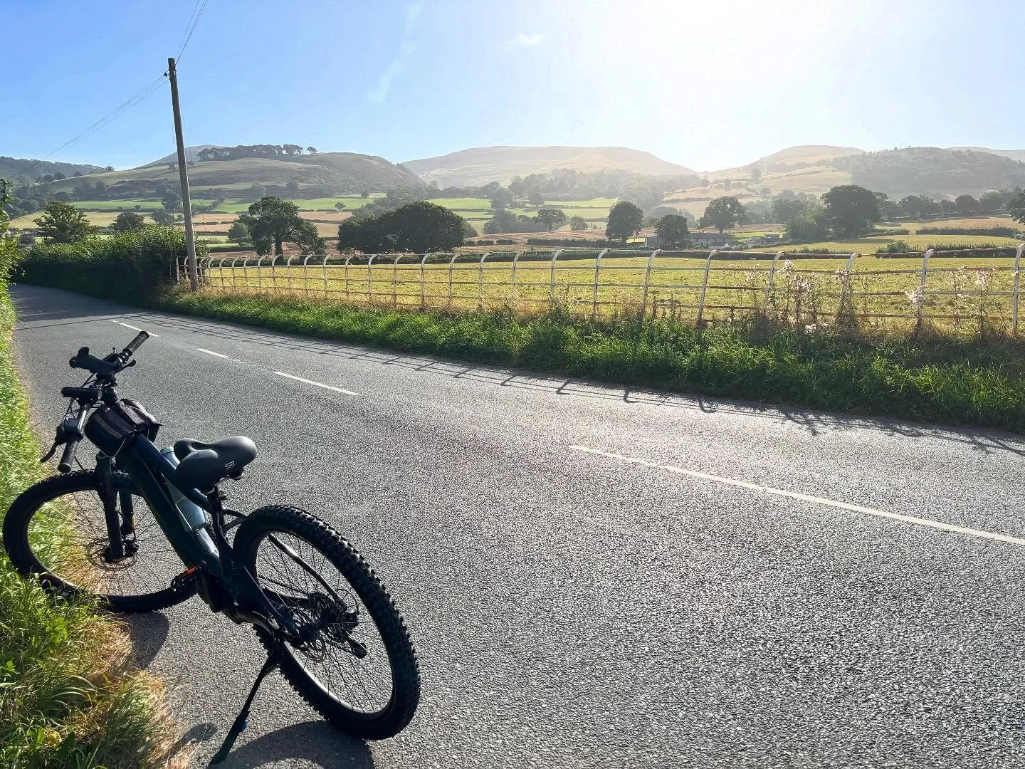 Morning 🚲 🫶&hearts;️
Not a bad commute past the sunny mountains to @ruthincrafts to assist @kirstibrownceramics workshop today.
Sometimes this job is completely the best ❤️