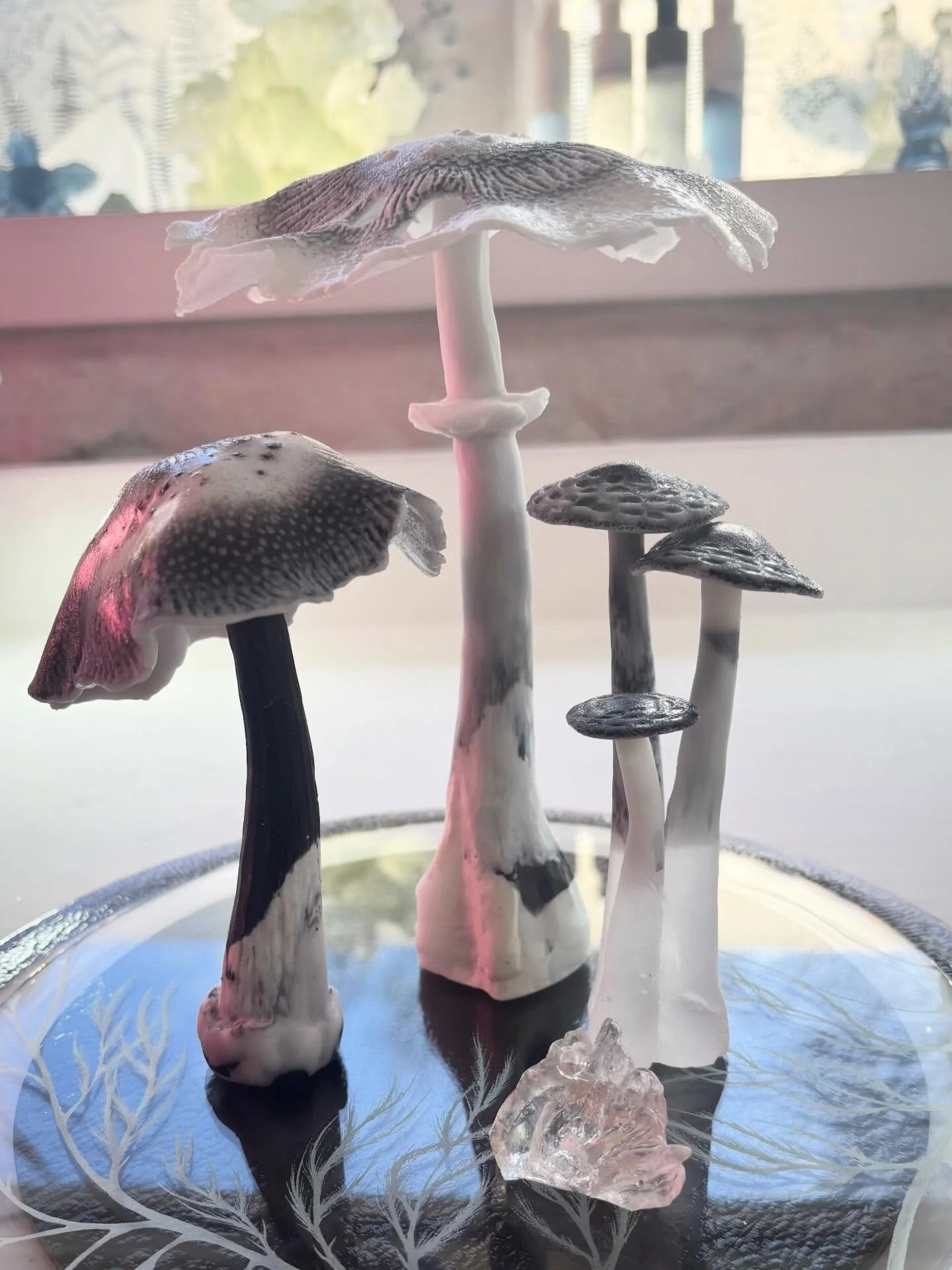 New mushrooms are growing in the studio&hellip;
Busy making work for my solo exhibition @ruthincrafts in July 🍄🍄&zwj;🟫

#welshartist #glasscommunity #glassart #castglass #mushrooms