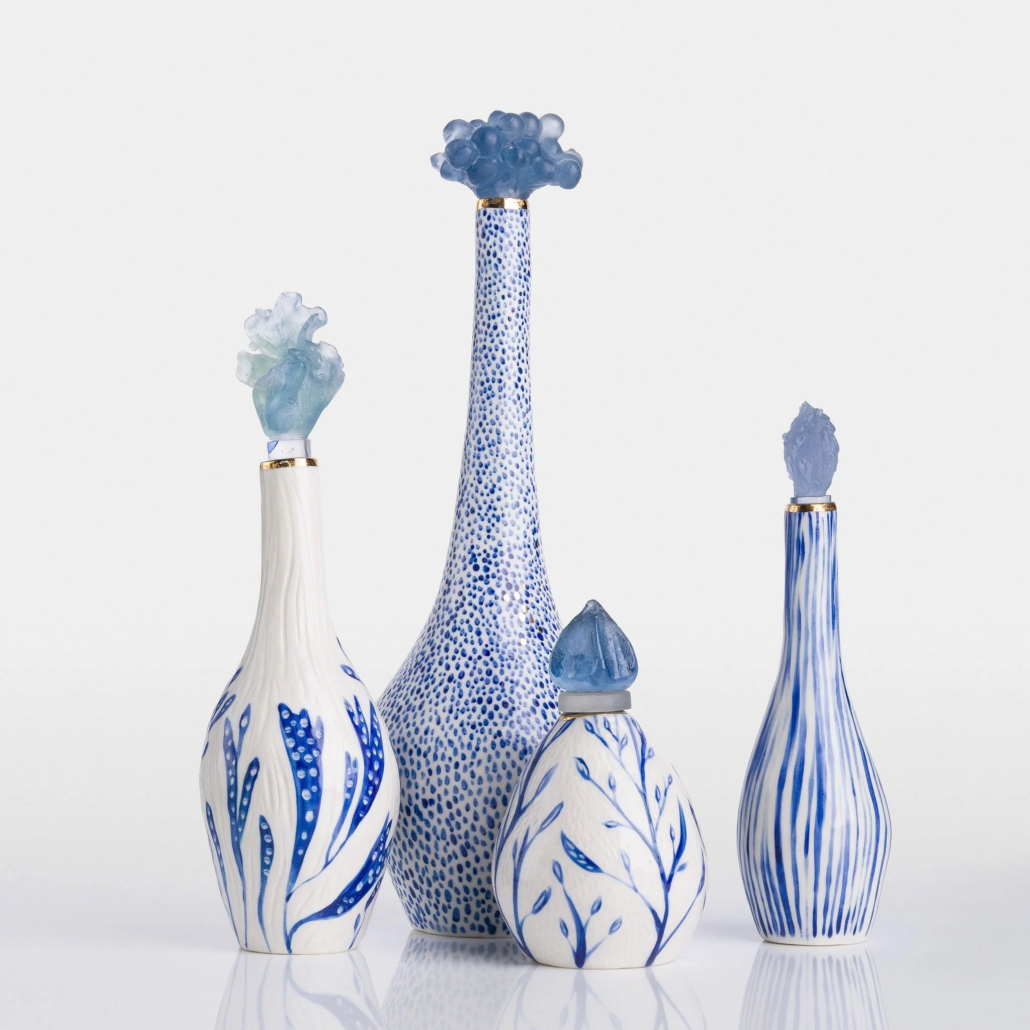 I have updated my Etsy shop with new pieces including these porcelain handpainted and gold detailed bottles with cast glass stoppers.
Follow link in bio :)))
Photo by Stephen Heaton.
#castglass #porcelain #seaweed #artcollector #bottles