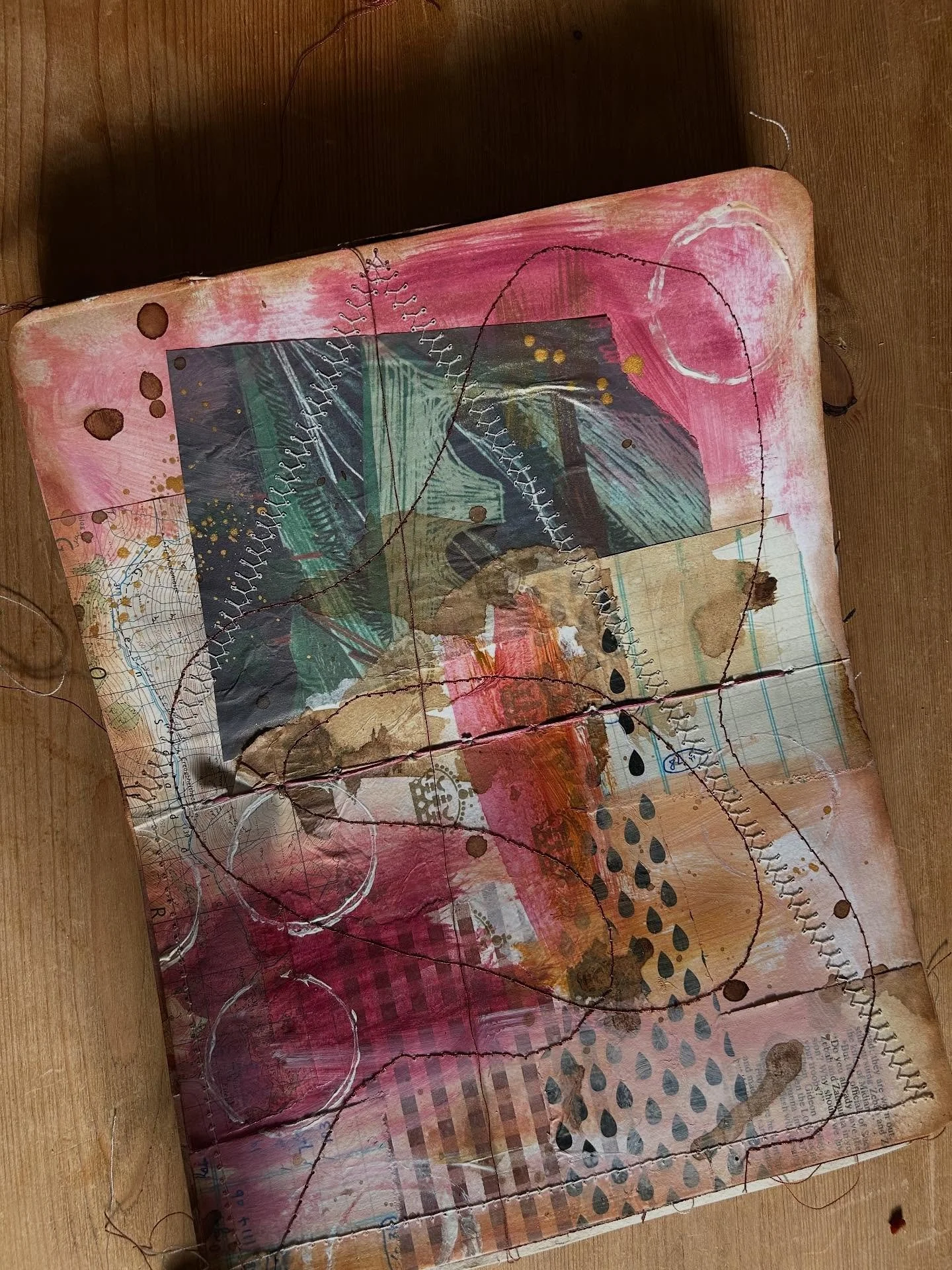 New video up on YouTube shows me filling a whole journal in a few hours!!! I cheat of course…. 
#artjournaling
#artjournal
#mixedmediaartjournaling
#mixedmediaart 
#mixedmediajournal
#artjournalprocess
#artjournalingforbeginners
#messyart
#cr