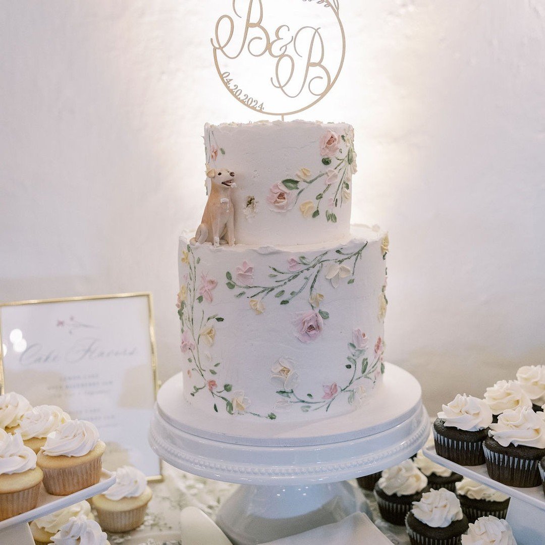 Spring has sprung! Soft pastel palette knife flowers on this cake design were perfect for last weekend's wedding at the Stone Mill Inn. Photography by @hannahconsteinphotography