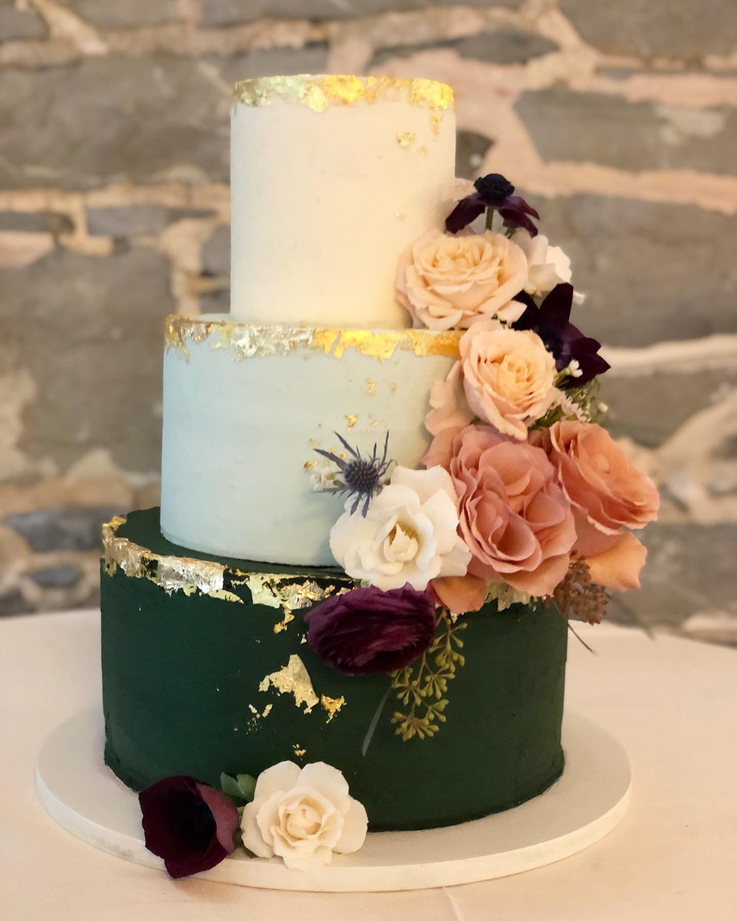 The winter weather on Friday didn&rsquo;t curtail this lovely wedding. Emerald green and pale blue buttercream with gold leaf embossed edges. #bellamanse #lancasterpaweddings #stonemillinn