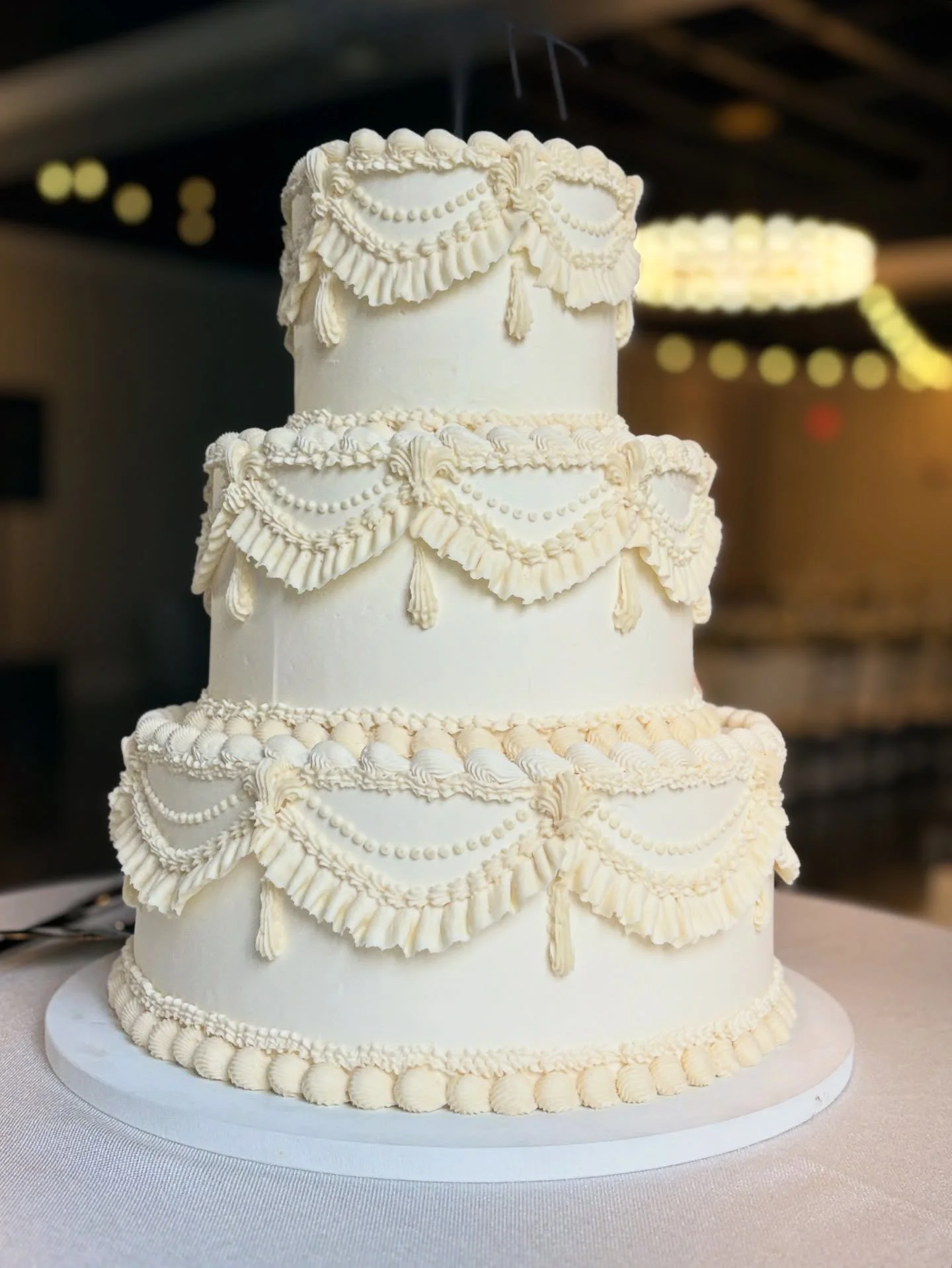 Buttercream vintage piped cake. Classic! #bellamanse