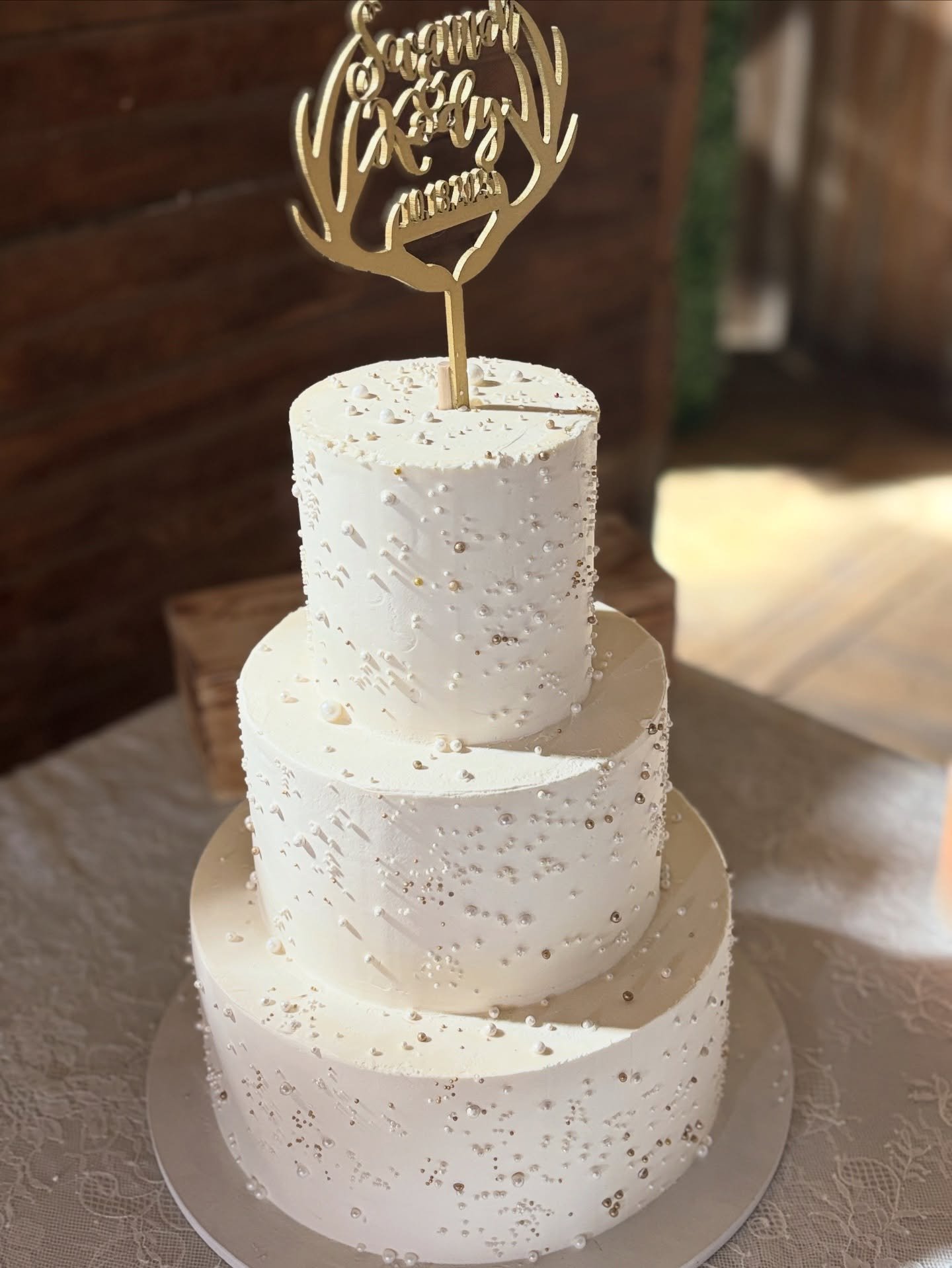 White and gold pearls on buttercream. #bellamanse.