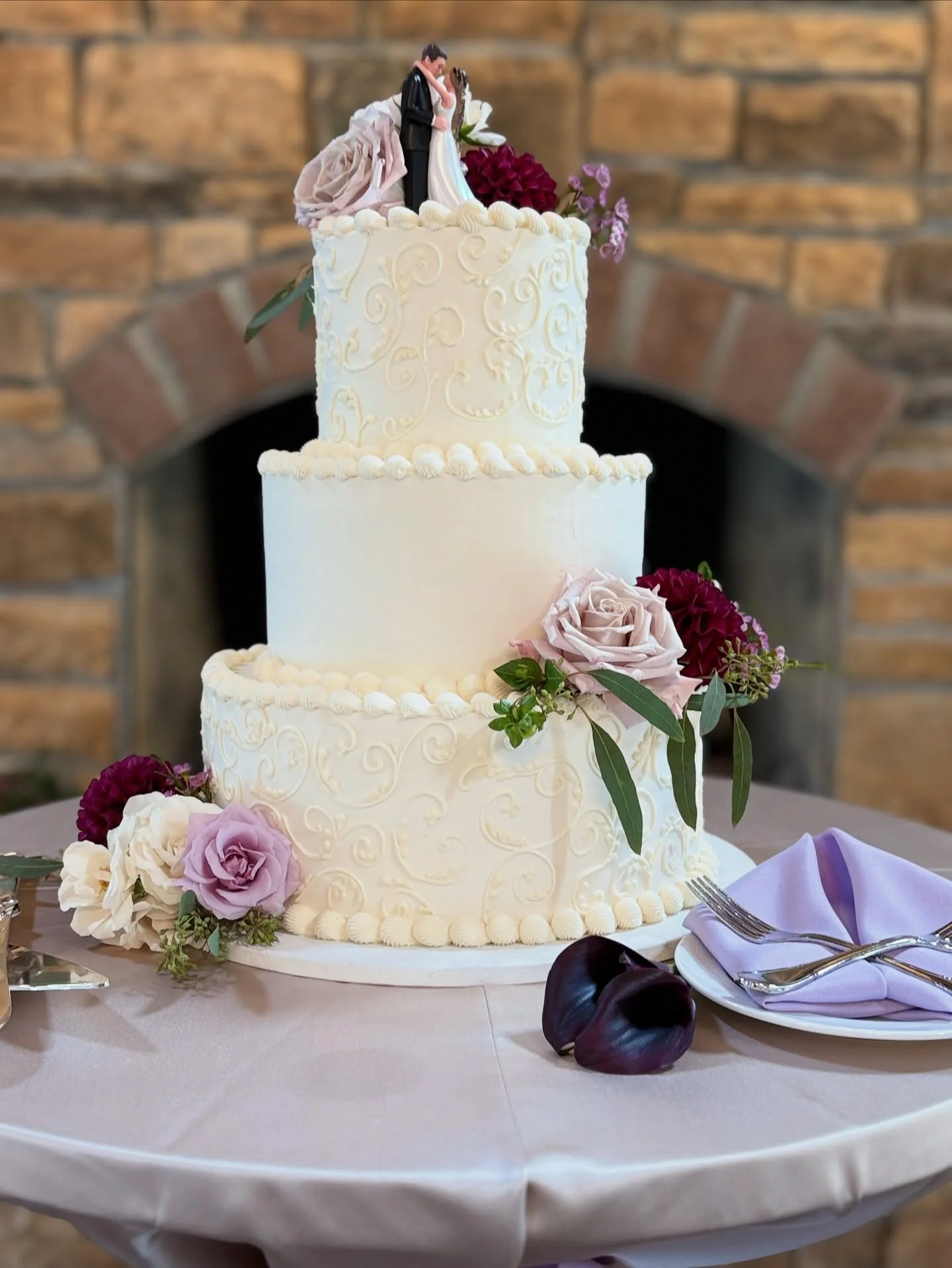 Classic white buttercream at the Historic Acres of Hershey with florals from the most famous Sandra Porterfield!  #bellamanse