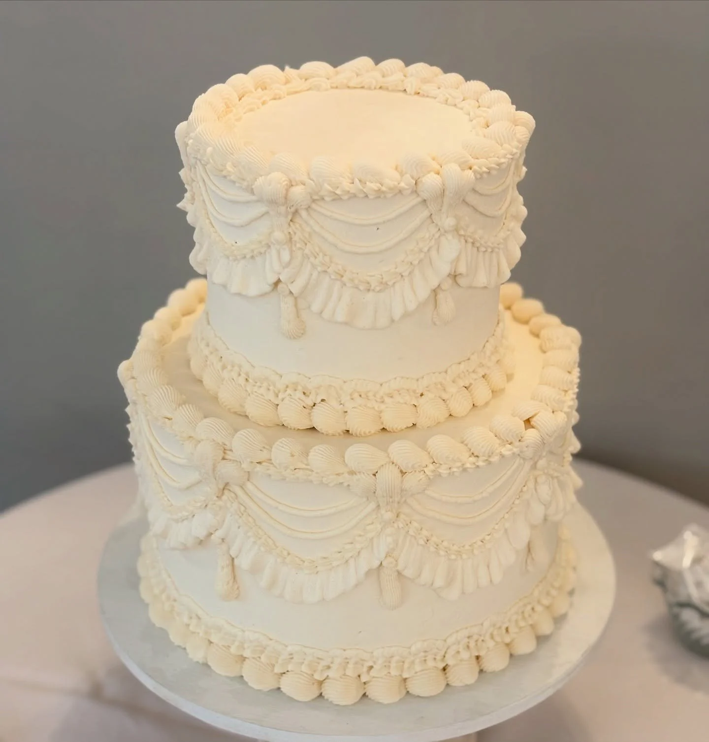 Vintage piped buttercream cake for a Cameron Estates wedding. #bellamanse