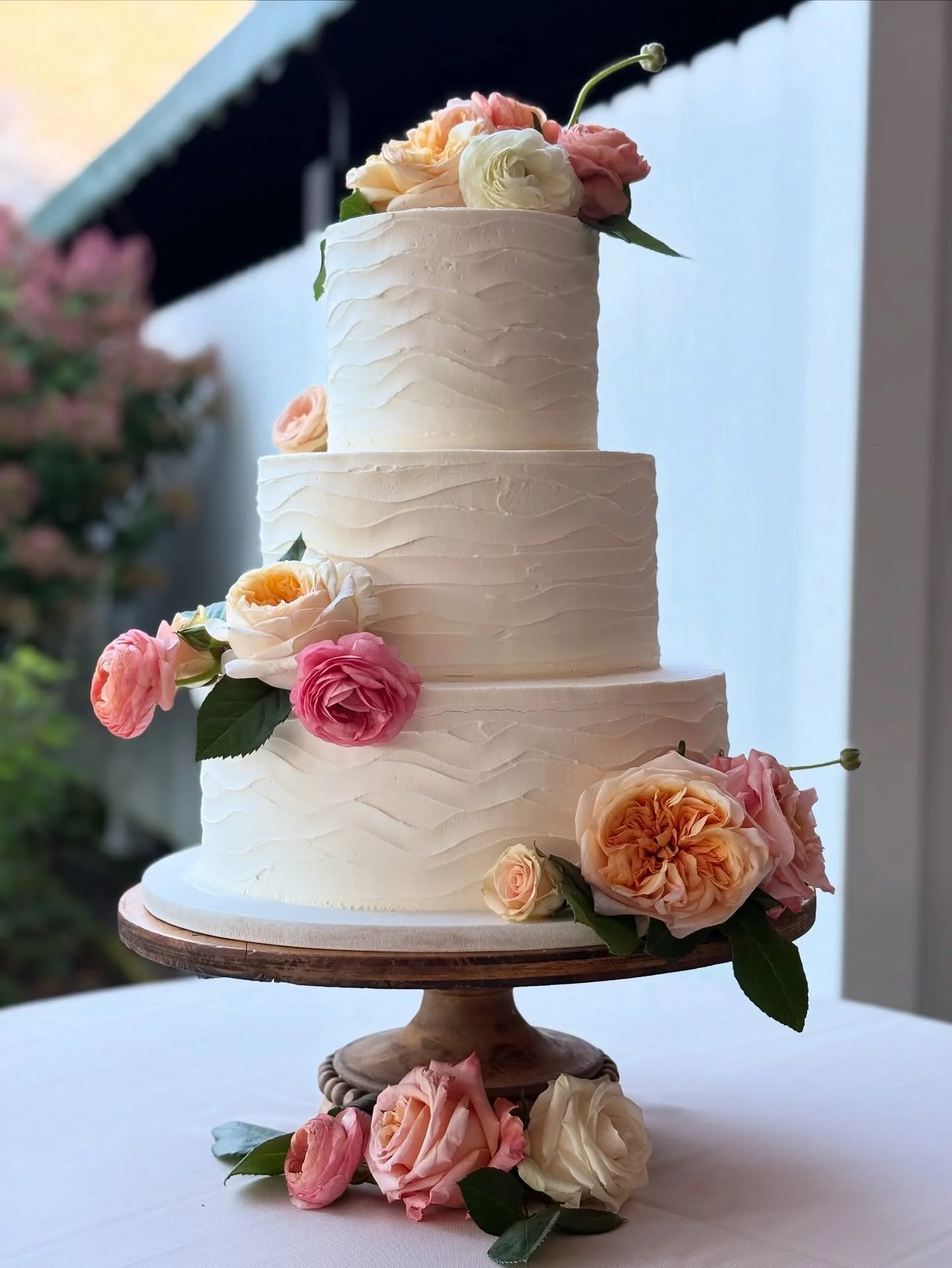 Classic textured buttercream at Drumore Estates. One of my favorites venues to deliver to!  #drumoreestatewedding #bellamanse #cakesnearme