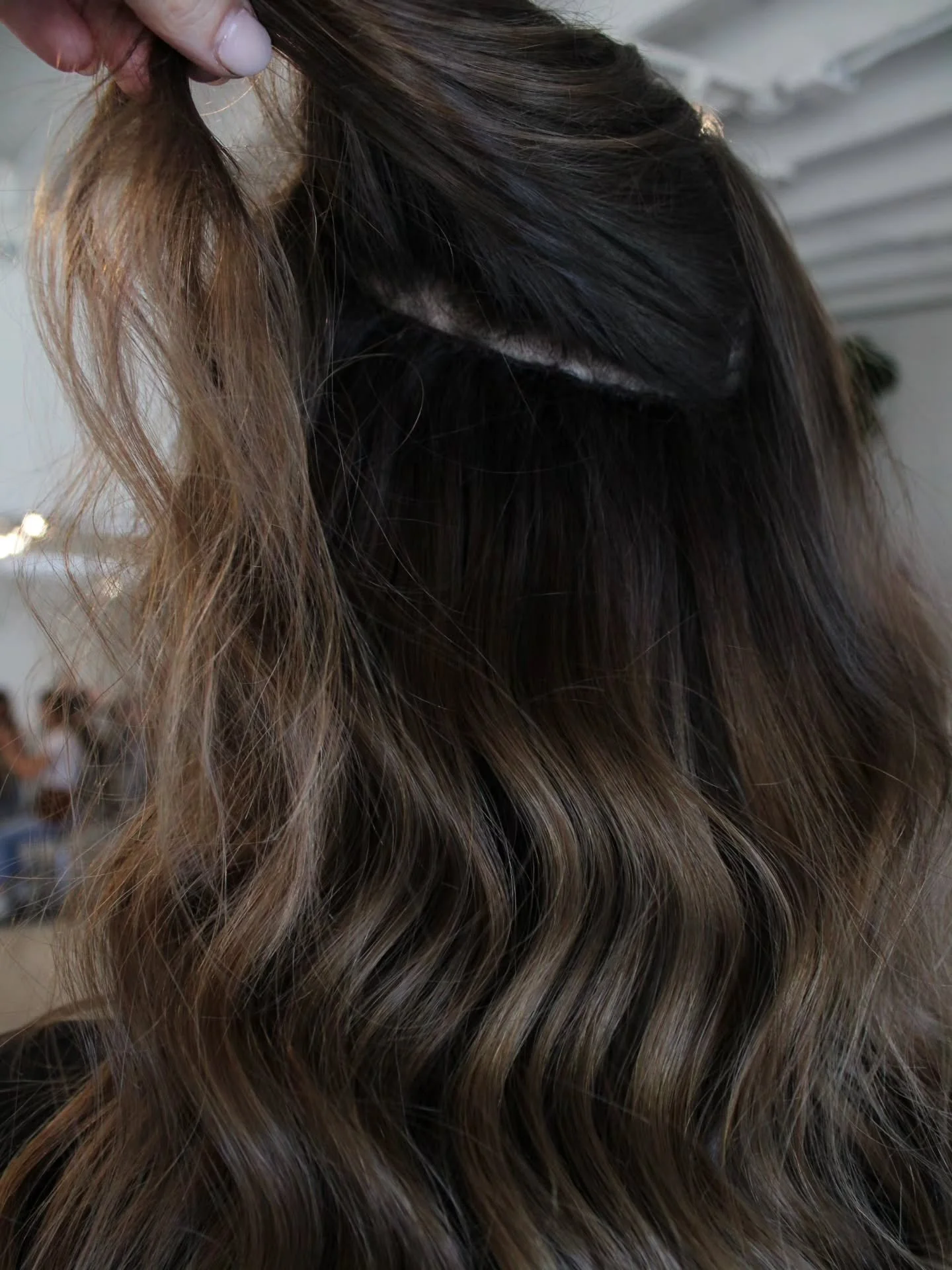 Hair extensions so seamless, you don't need to color your natural hair 😏 That's right! I don't color done of my guest's natural hair color when it comes to hair extensions. 

Some of my clients like to gloss their natural hair and done of them don't