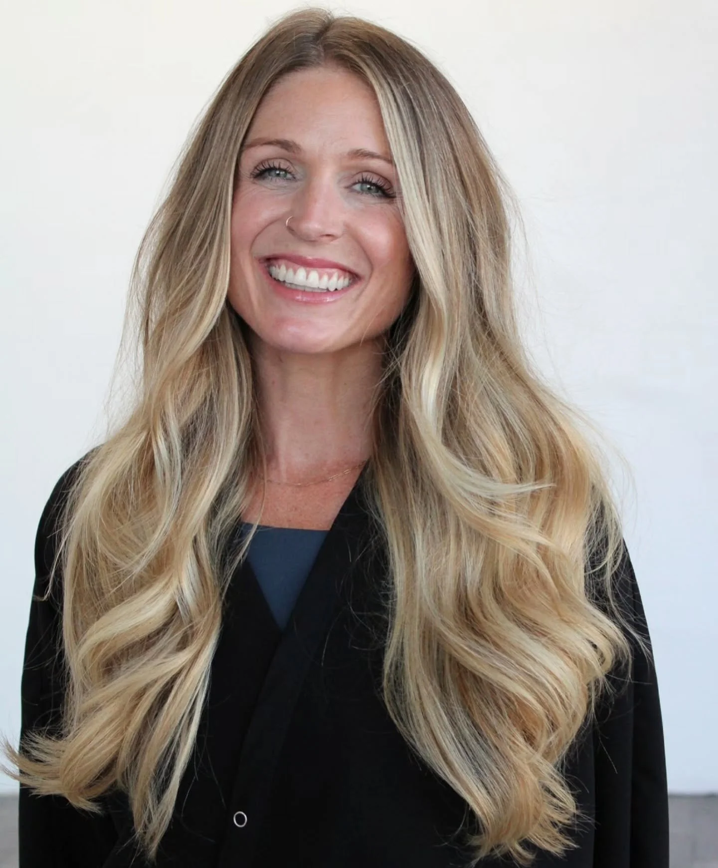 sunshine + good hair + weekend = good vibes ✨️

Lived In haircolor + custom haircut + 1 row of hidden beaded hair extensions for my lovely friend @taraschair 🫶

Tell my friend how beautiful she is in the comments!💌