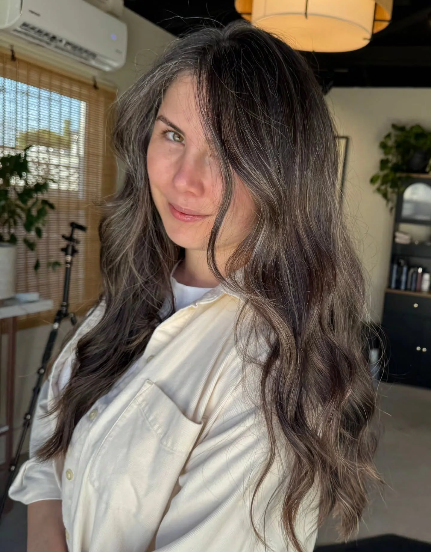 I love that my hair feels like my natural color now 😍🥰 I was so tired of feeling my dark ends against my natural haircolor that I asked @taraschair to help me and she served 💁&zwj;♀️ 

Now I feel like I can wear my hair down and not be asked when 