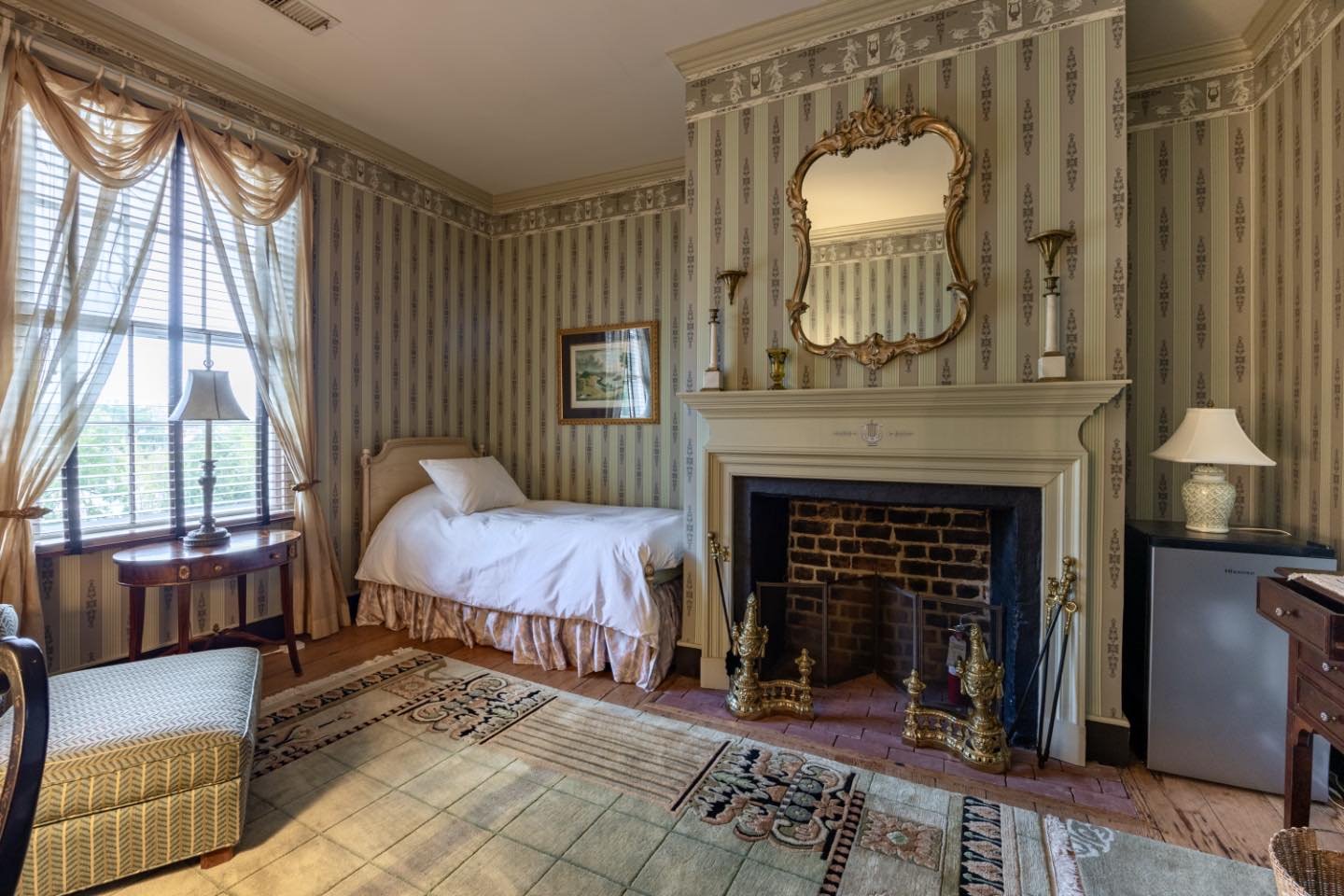 Visit the Friend and Folly Suite at Strawberry Hill Petersburg and relax!