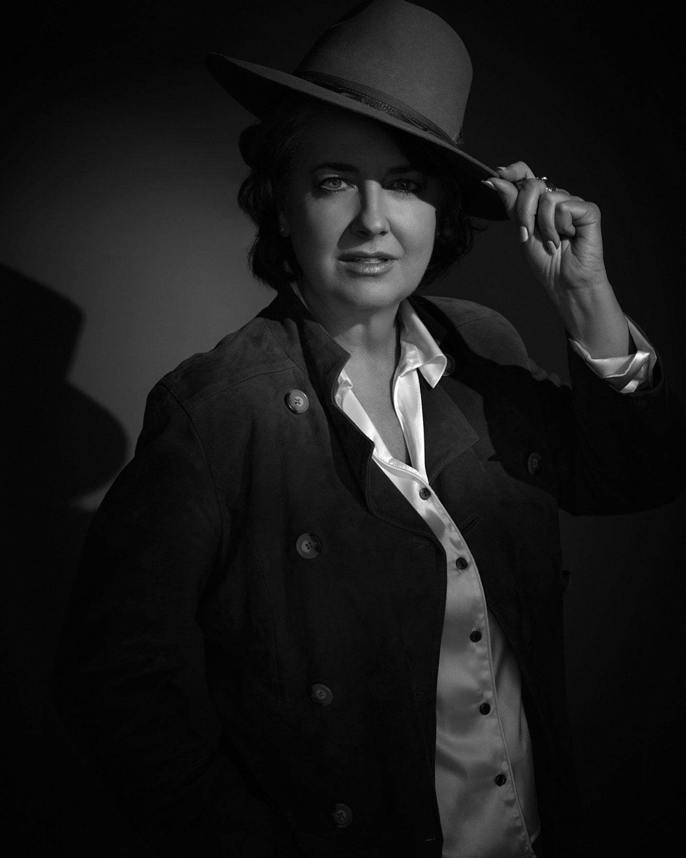 &quot;Beneath the brim of her hat, a thousand stories unfolded.&rdquo; &ndash; Unknown

Model: Lori Crever 

HMUA: @regardrayonnant 

Stylist: @sarah.purposelyfashioned 

Assistant: @kittyaalphotography 

#minneapolisphotographer #fedoras
#oldhollywo