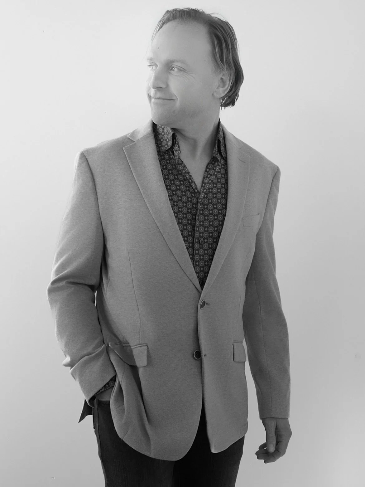 "Clothes don&rsquo;t make the man. The man makes the clothes.&rdquo; &ndash; Mark Twain

HMUA: @laura.b.beauty 

Assistant: Kitty Aal

#personalbranding #sharpdressedman 
#portraitphotography #minneapolisphotographer