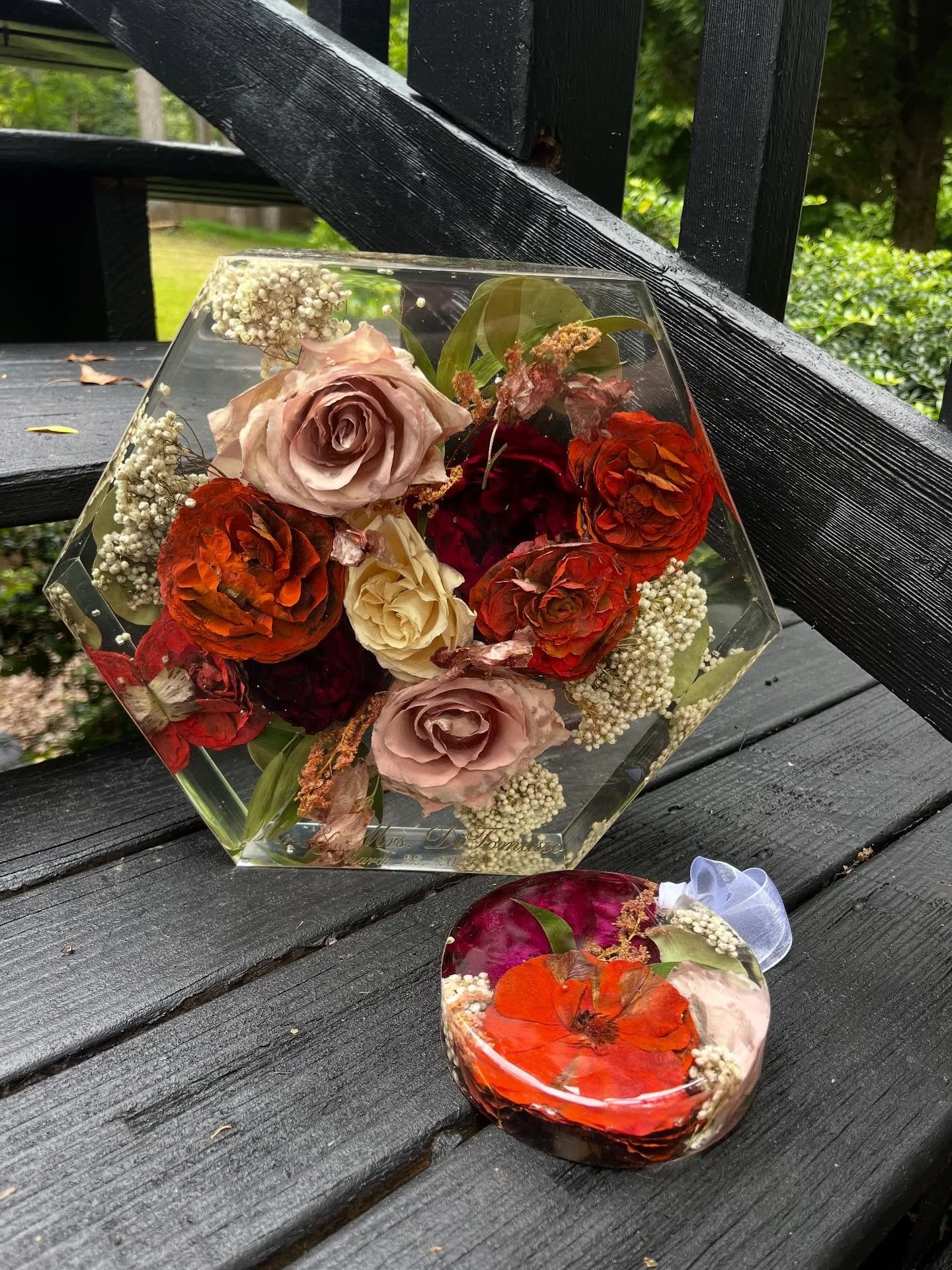 LABOR DAY SPECIAL $100 OFF YOUR ORDER  It&rsquo;s September!
Fall vibes are here.
The seasons may change, but your flowers don&rsquo;t have to 🌼💫 Don&rsquo;t forget to preserve your bouquet!

Bride: @tara.buttermark
Florist: @evergreenfloristonline