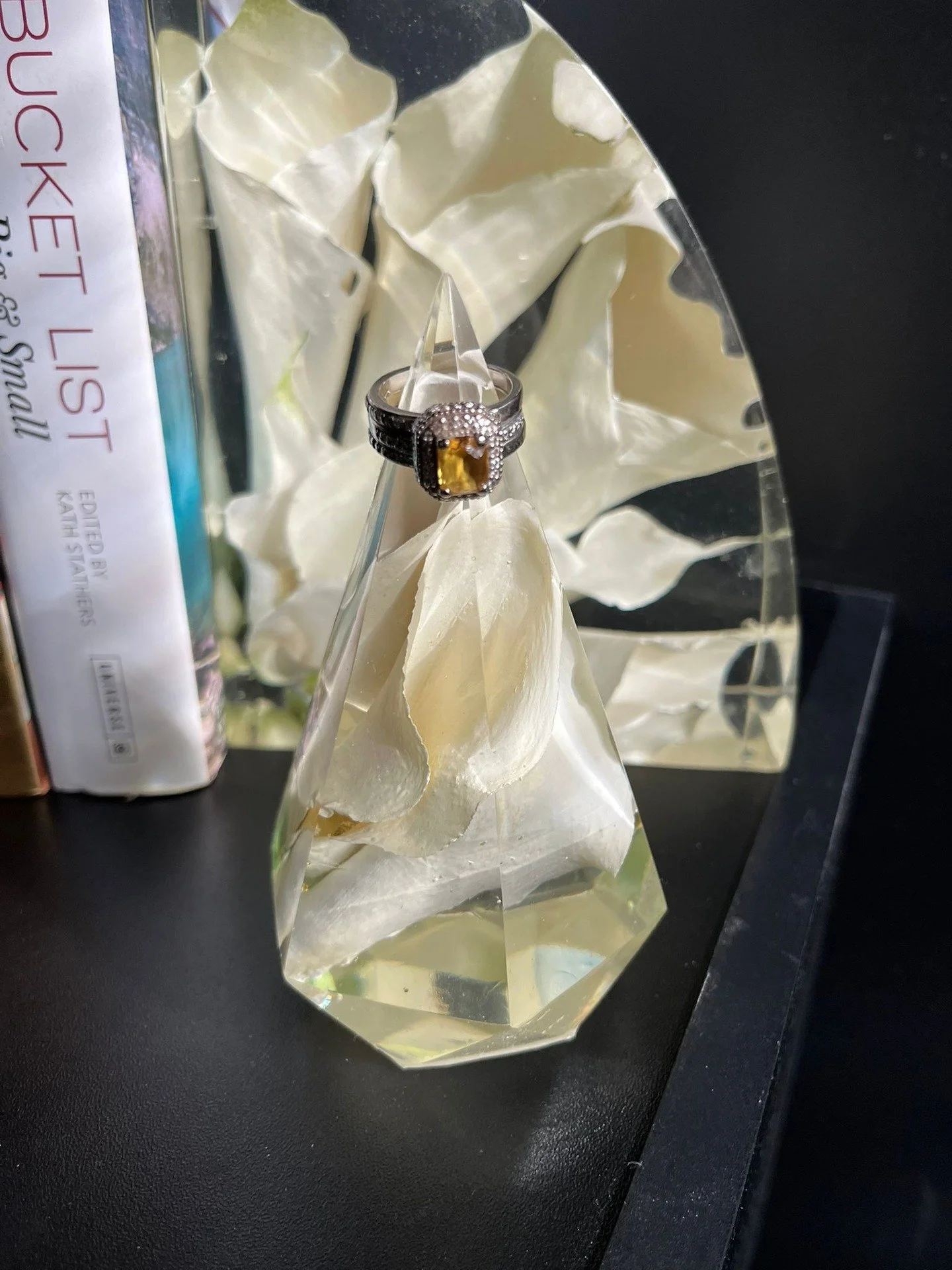 A ring holder made by the queen of Callas 👑✨

Calla Lilies are known divas... delicate, color-changing, and tricky to design once preserved. Each bloom here was painted and laid out with so much patience and love. Because true beauty deserves the ex