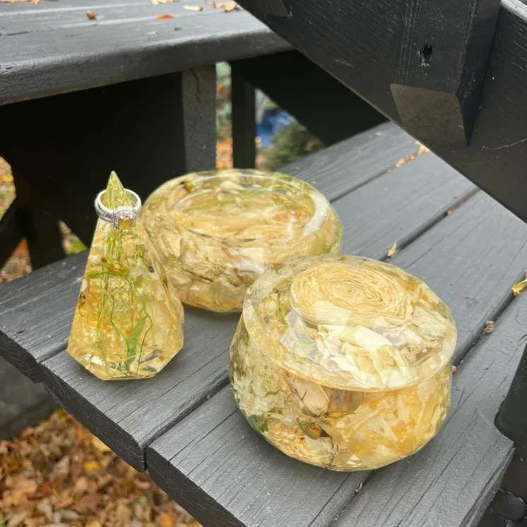 ✨ 3 Beautiful Ways to Cherish Your Wedding Memories ✨

Celebrate your love and preserve your beautiful flowers with us &mdash; and keep your jewelry safe in style in such a beautiful sentimental way. 

Preserve your flowers with a Trinket Dish, Jewel