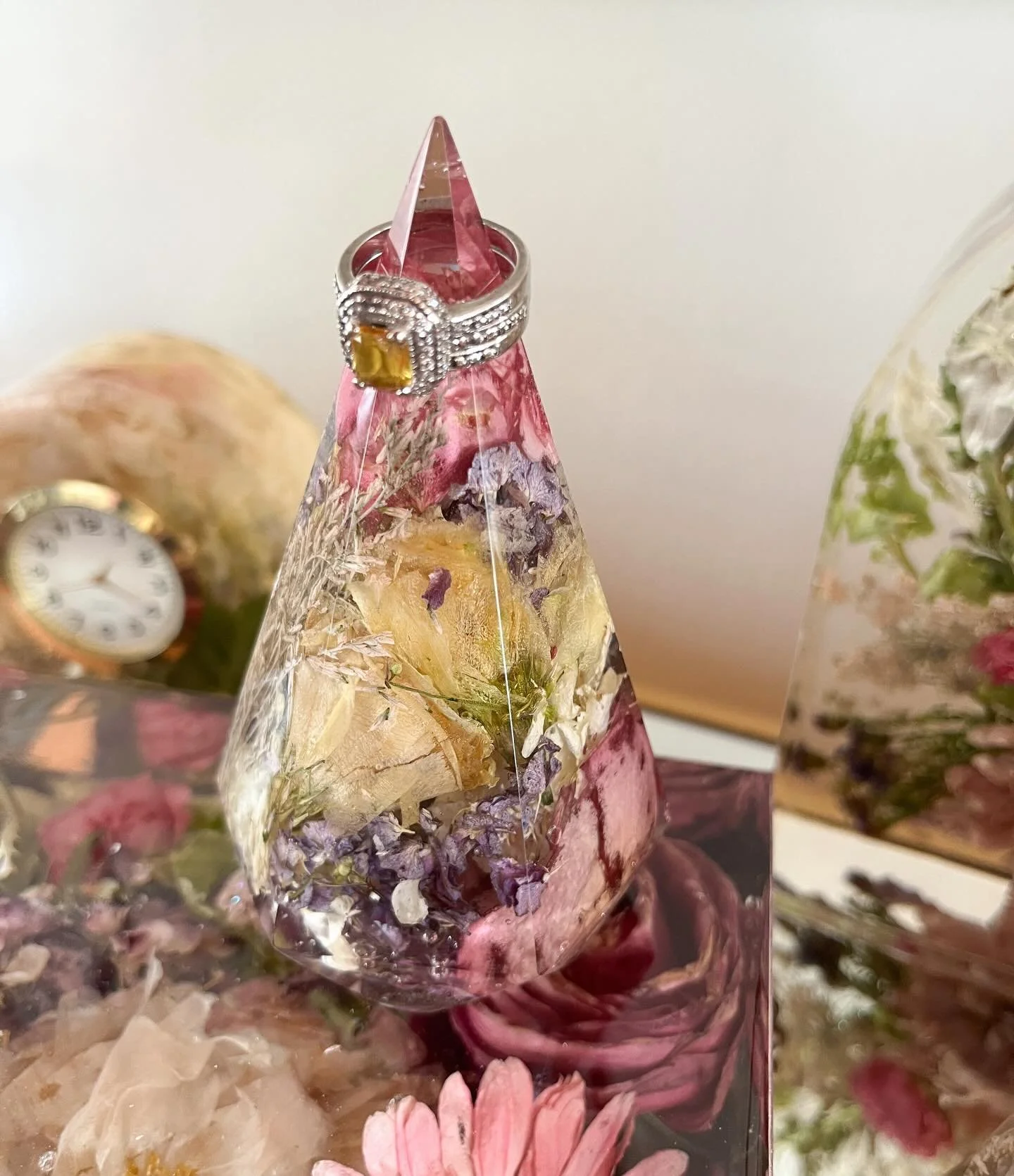 ❤️🌹Valentine&rsquo;s Day SPECIAL 🌹❤️

Book your bouquet preservation and receive a FREE Ring Holder &mdash; designed with your real preserved flowers  from your wedding.

The perfect place to hold the rings that hold your FLOHRever.

SHARE &amp; TA