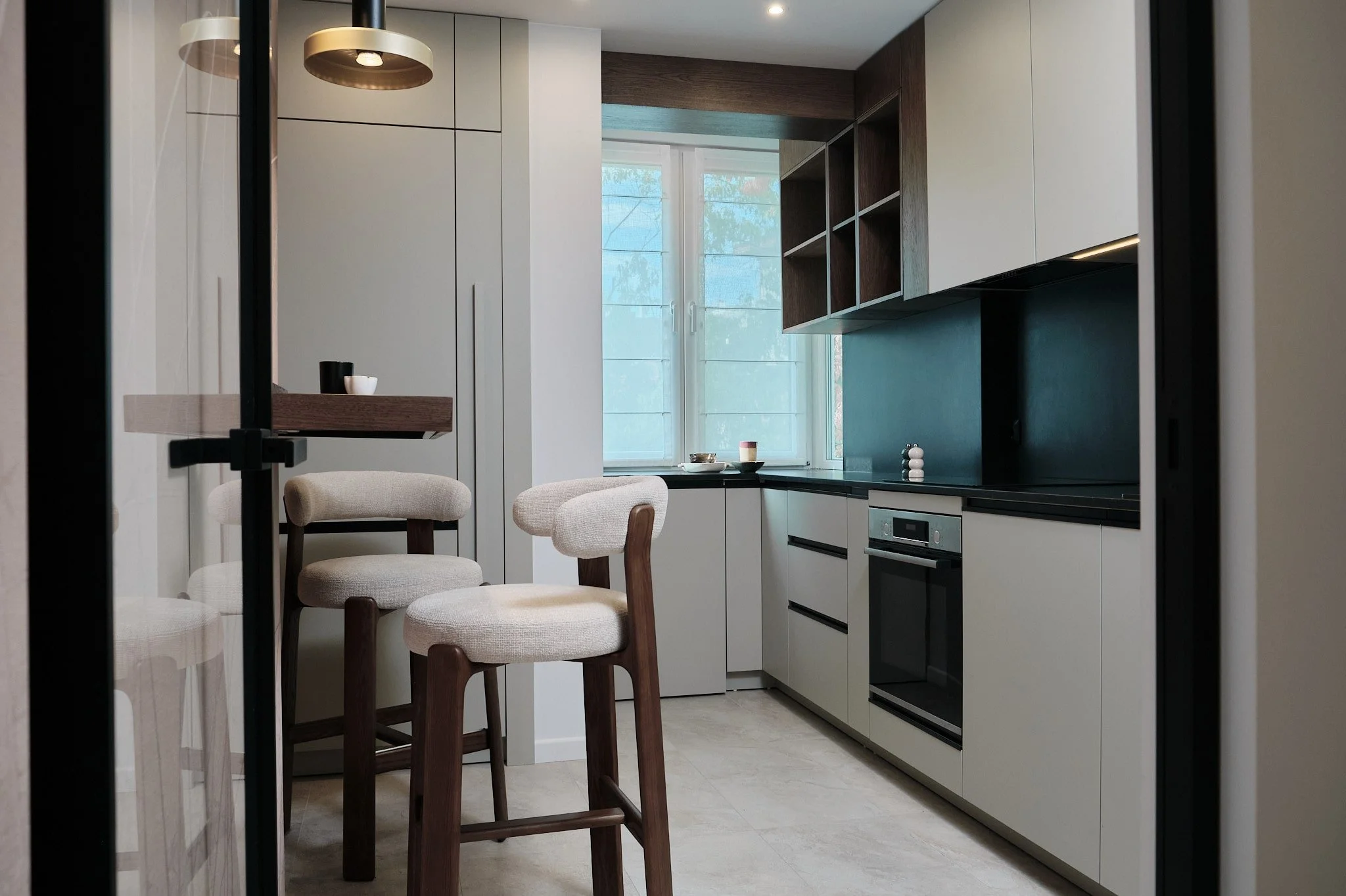 staklena-interiorna-vrata-cheren-aluminiev-profil-kuhnya.jpg
