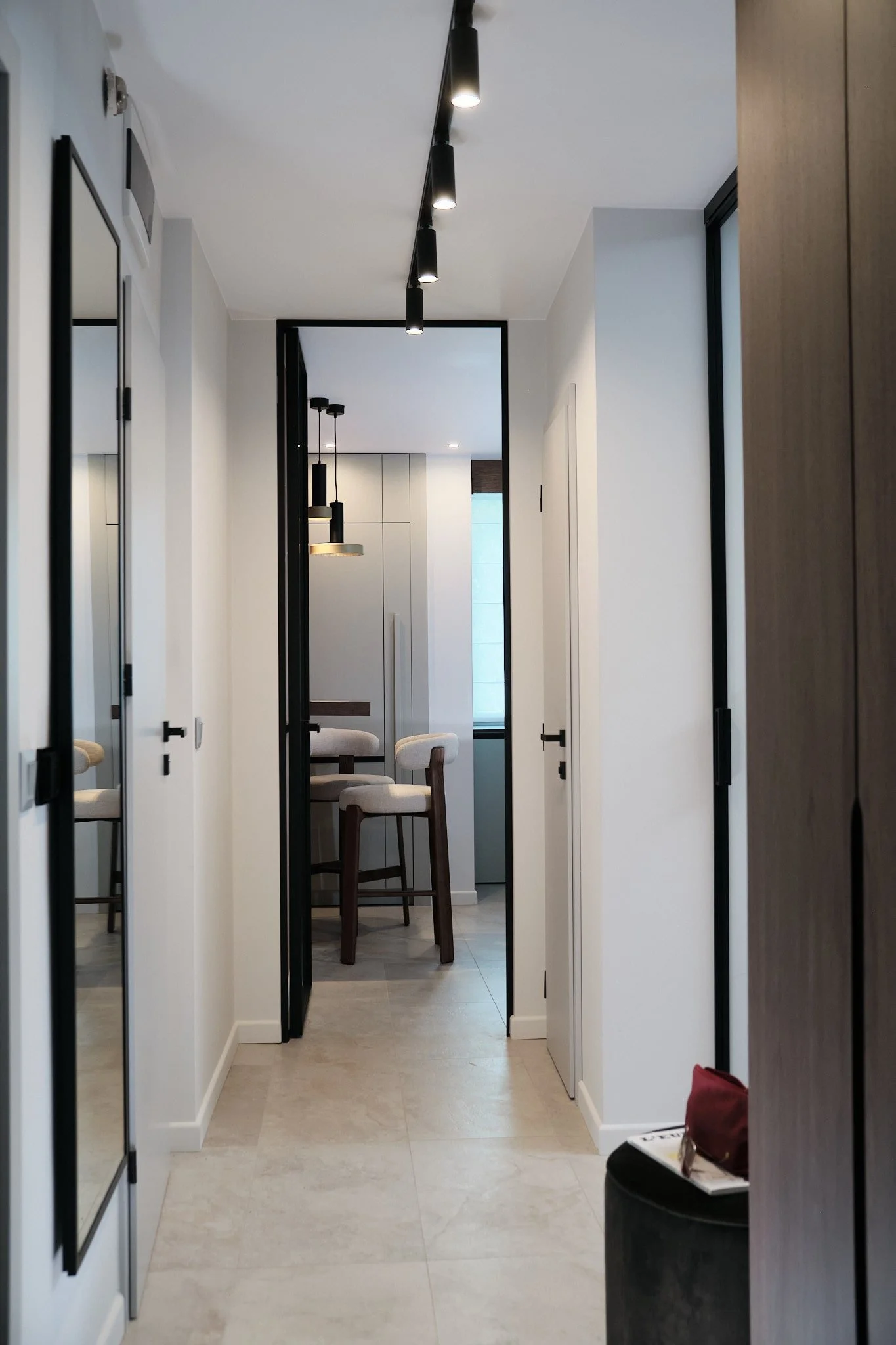staklena-interiorna-vrata-cheren-aluminiev-profil-koridor.jpg