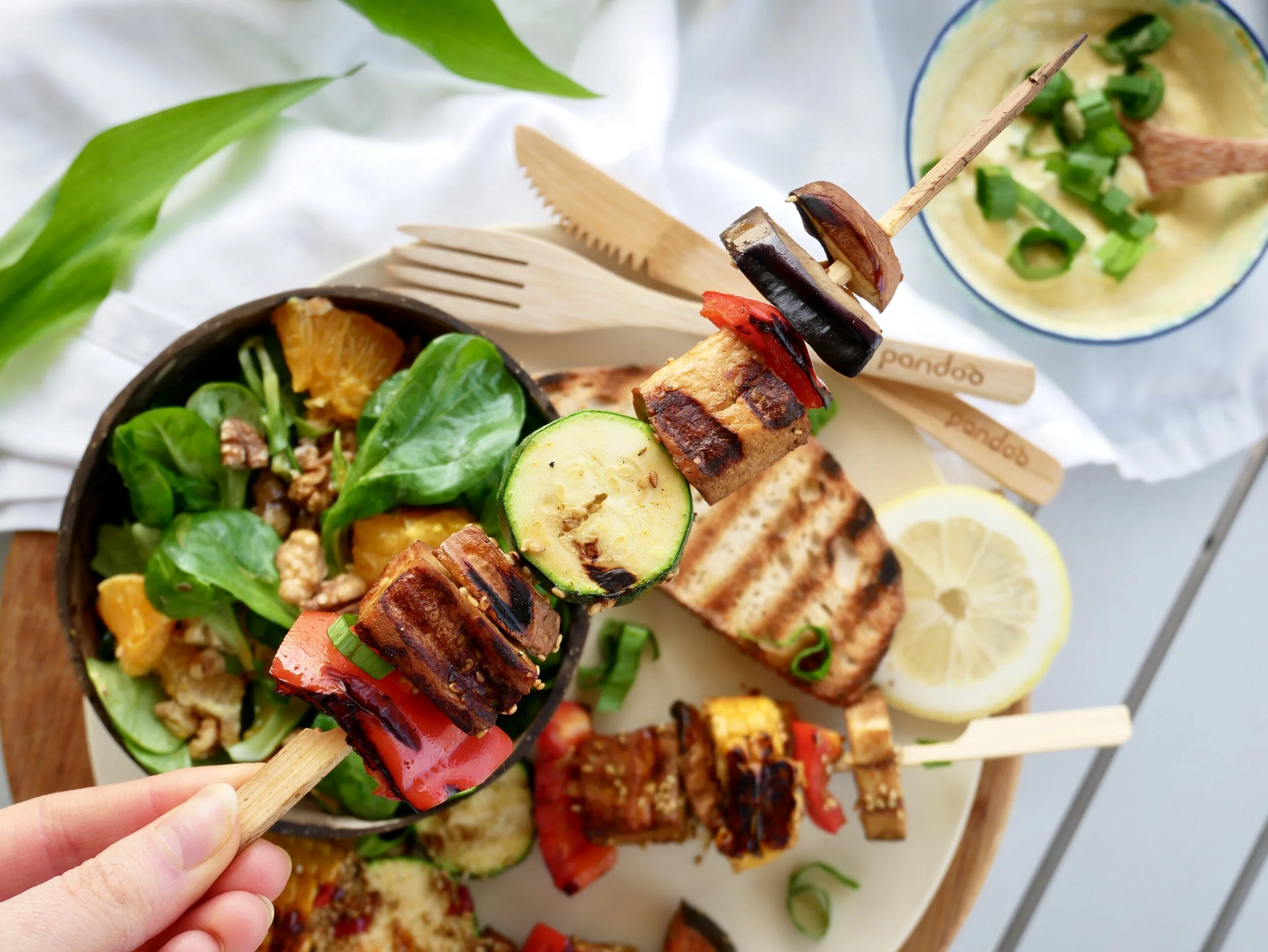 Pikante Tofu-Gemüse-Spieße mit Bärlauch-Kurkuma-Dip aus Sojajoghurt (vegan)