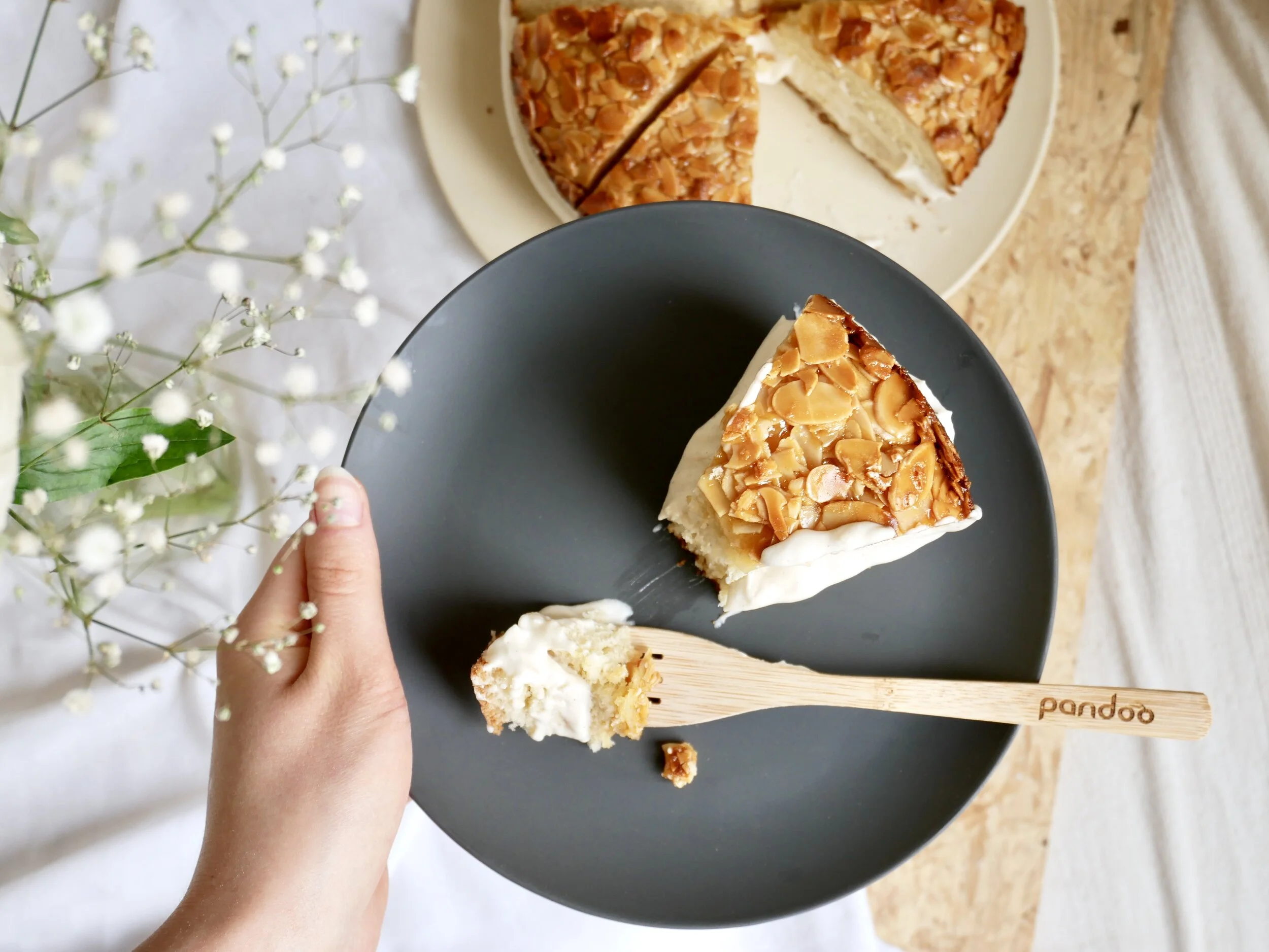 Vegane Bienenstich Torte mit Cremefüllung 