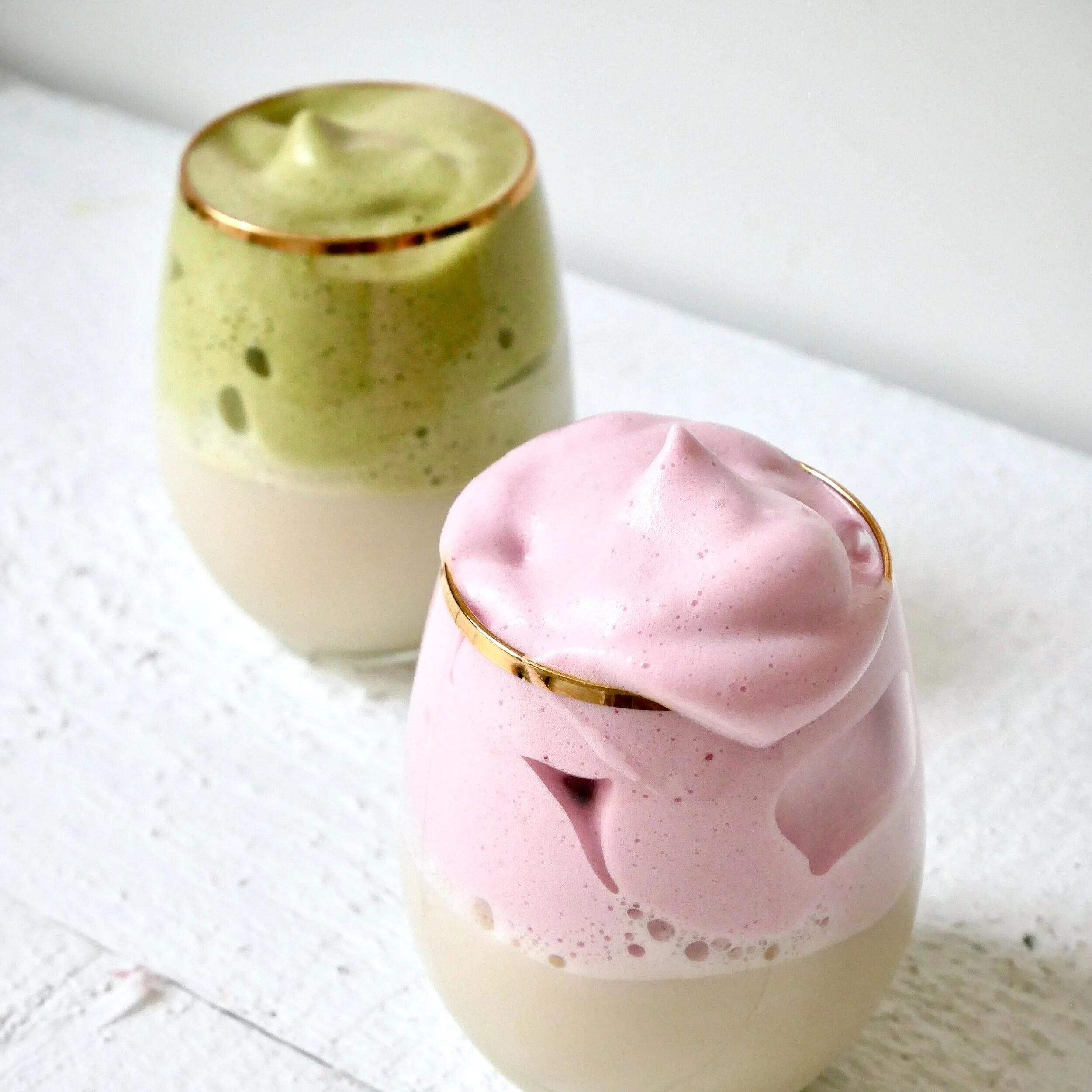 Himbeer- und Matcha Dalgona Latte (vegan)