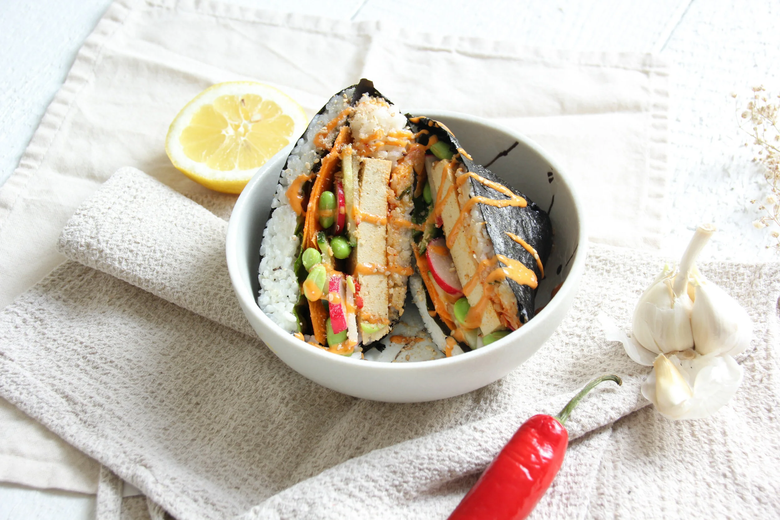 Vegane Onigirazu mit Chili-Erdnuss-Tofu