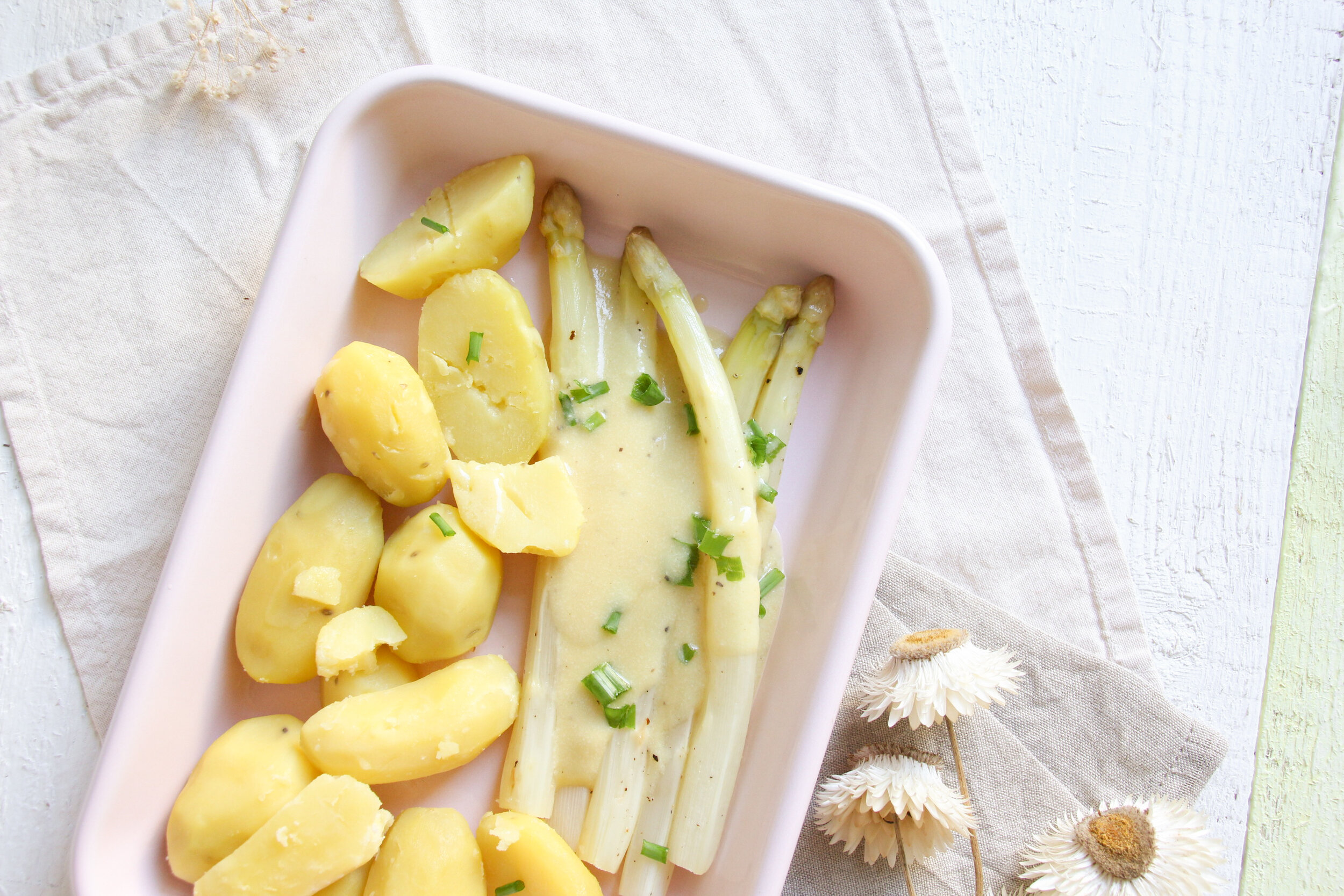 Vegane Sauce Hollandaise mit Kartoffeln und Spargel aus dem Ofen