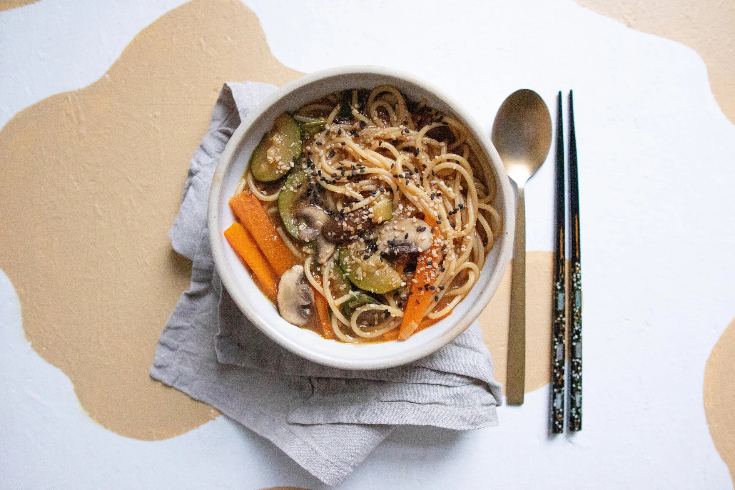 Vegane Miso-Nudelsuppe mit Pilzen