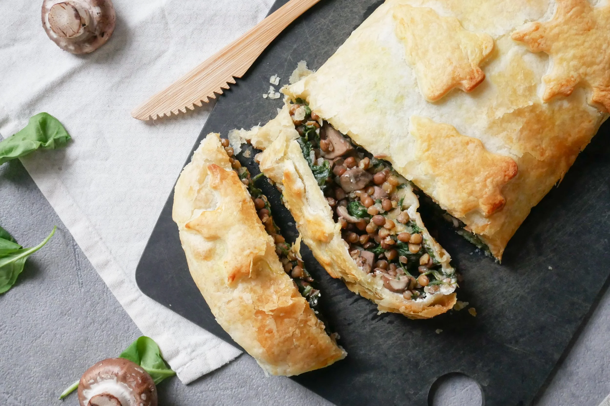 Festliche Vegane Blätterteigrolle mit Champignon-Linsen-Spinat-Füllung 