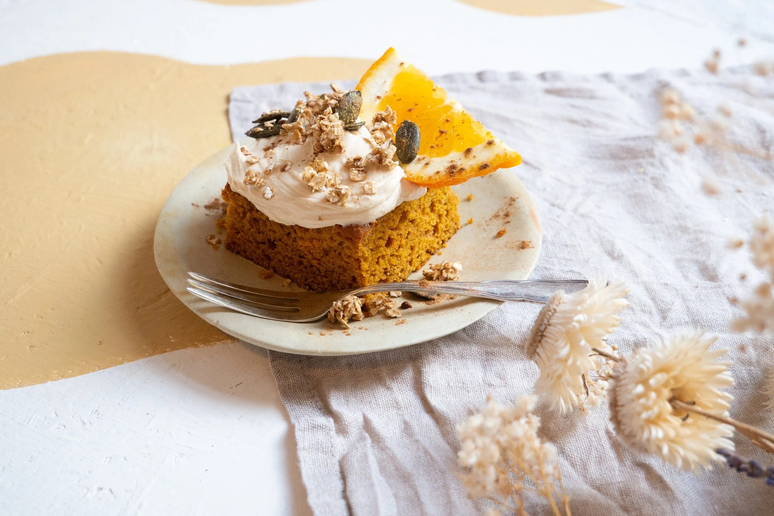 Veganer Kürbiskuchen mit Cashewfrosting und Granolatopping