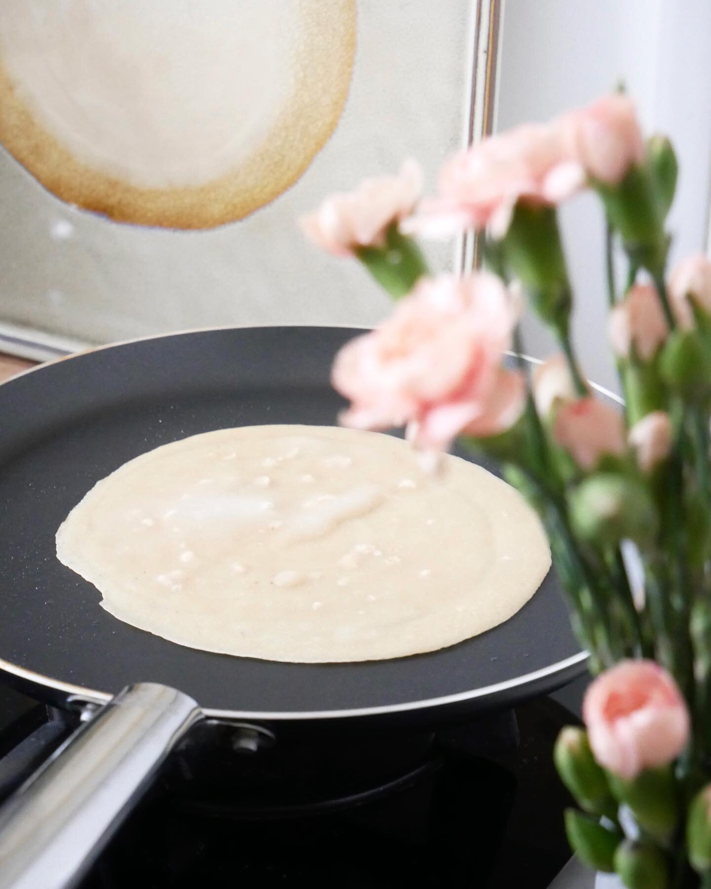 the fact that I still haven&rsquo;t edited this 🥴😵&zwj;💫🥲 
#bakingvideo #behindthescenes #veganrecipes #vegancrepes #makingofcakes #flowersandcake #layers