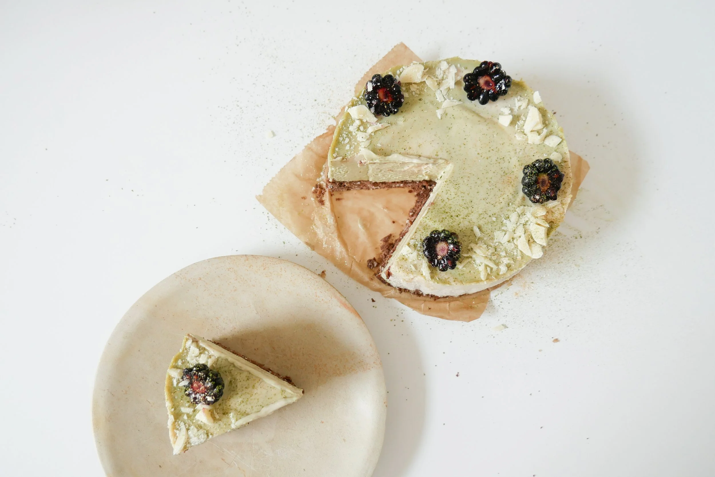 Matcha Mousse Torte mit Schoko Granola Boden 