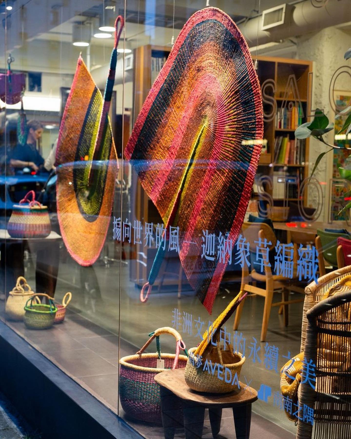 A COLLABORATION WITH SOUSOU CORNER &amp; AVEDA IN TAIWAN! 🌟

One of our latest collaborations for SouSou Corner showcases the magnitude and surreal skills of our artisans, who crafted this oversized statement pieces  that leaves you in awe.

With su