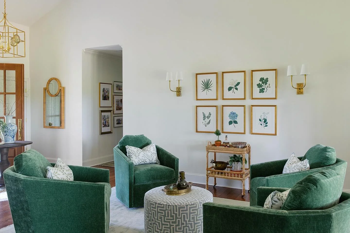 A welcoming sitting room arrangement, perfect for gathering and inviting conversation.