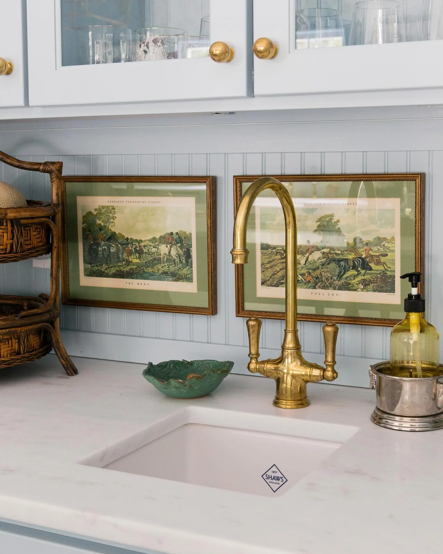 A bar where unlacquered brass ages gracefully and marble stays timeless. ✨