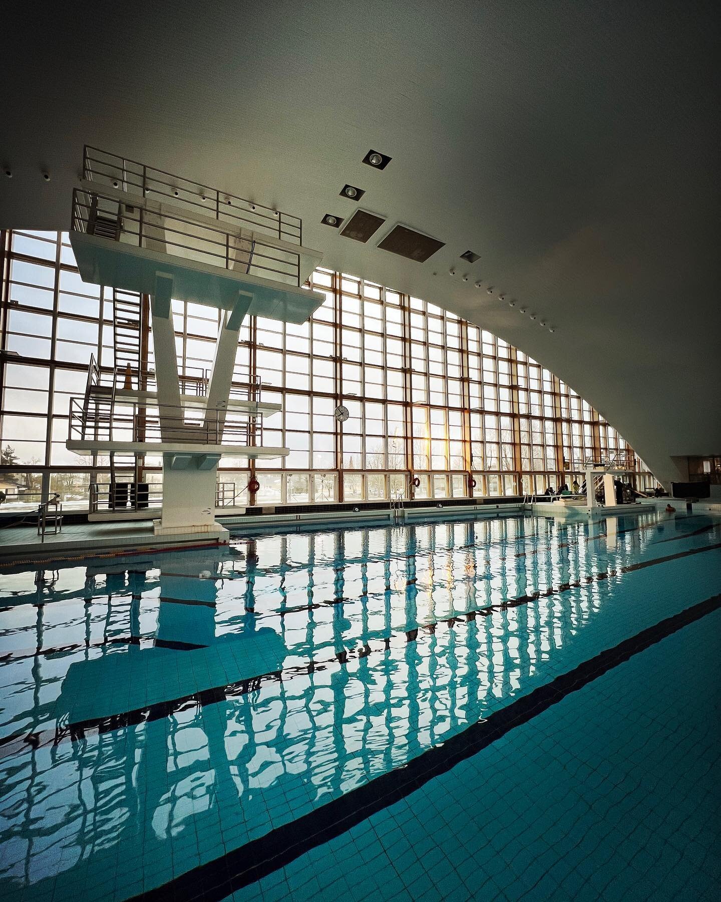 Spottia optimaalisissa l&auml;mp&ouml;tiloissa🏊&zwj;♂️ #uimahalli #swimmingpool #locationshoot #locationscouting #architecture ##arkkitehtuuri #arkkitehtuurivalokuvaus #filmphotography #comersial #watersports #uimahalli