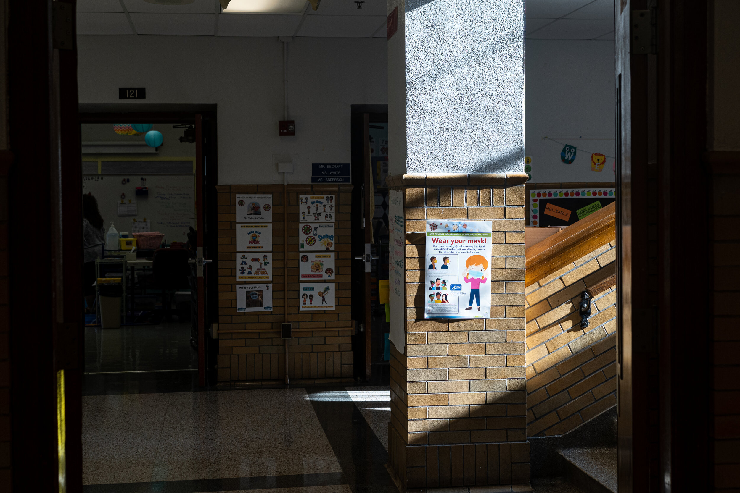 A sign hangs in the halls of Semple Elementary demonstrating best mask practices for students.
