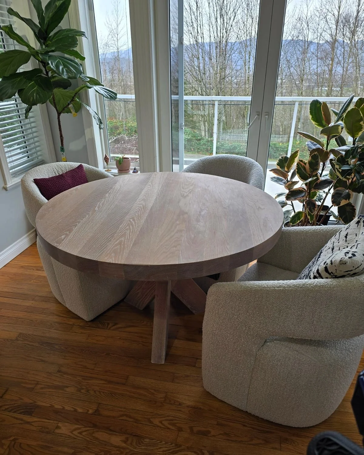 I had the opportunity to play santa this year with a beautiful rush delivery. A solid white oak table with a 4ft round top. Standing on three chevron legs and finished with osmo white wood wax finish.
.
.
.
#contemporary #smallbusiness #chilliwacksma