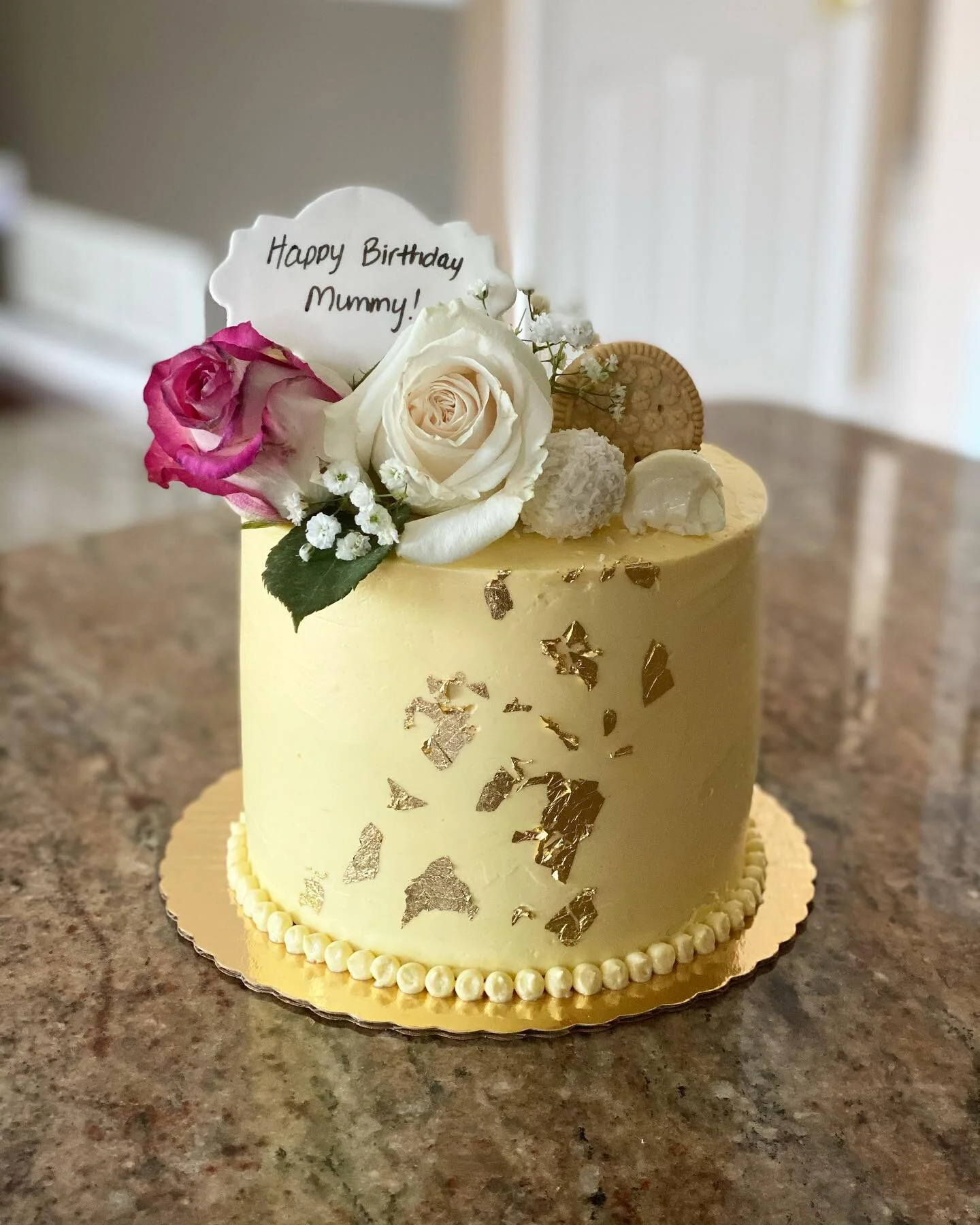 Mango Birthday Cake! 
~
~
~
#heerforsweets #cake #birthday #mango #vanilla #swissbuttercream #fresh #flowers #goldleaf #candy #ferreorocher #lindtchocolate #whitechocolate #dessert #sweets #pastrychef