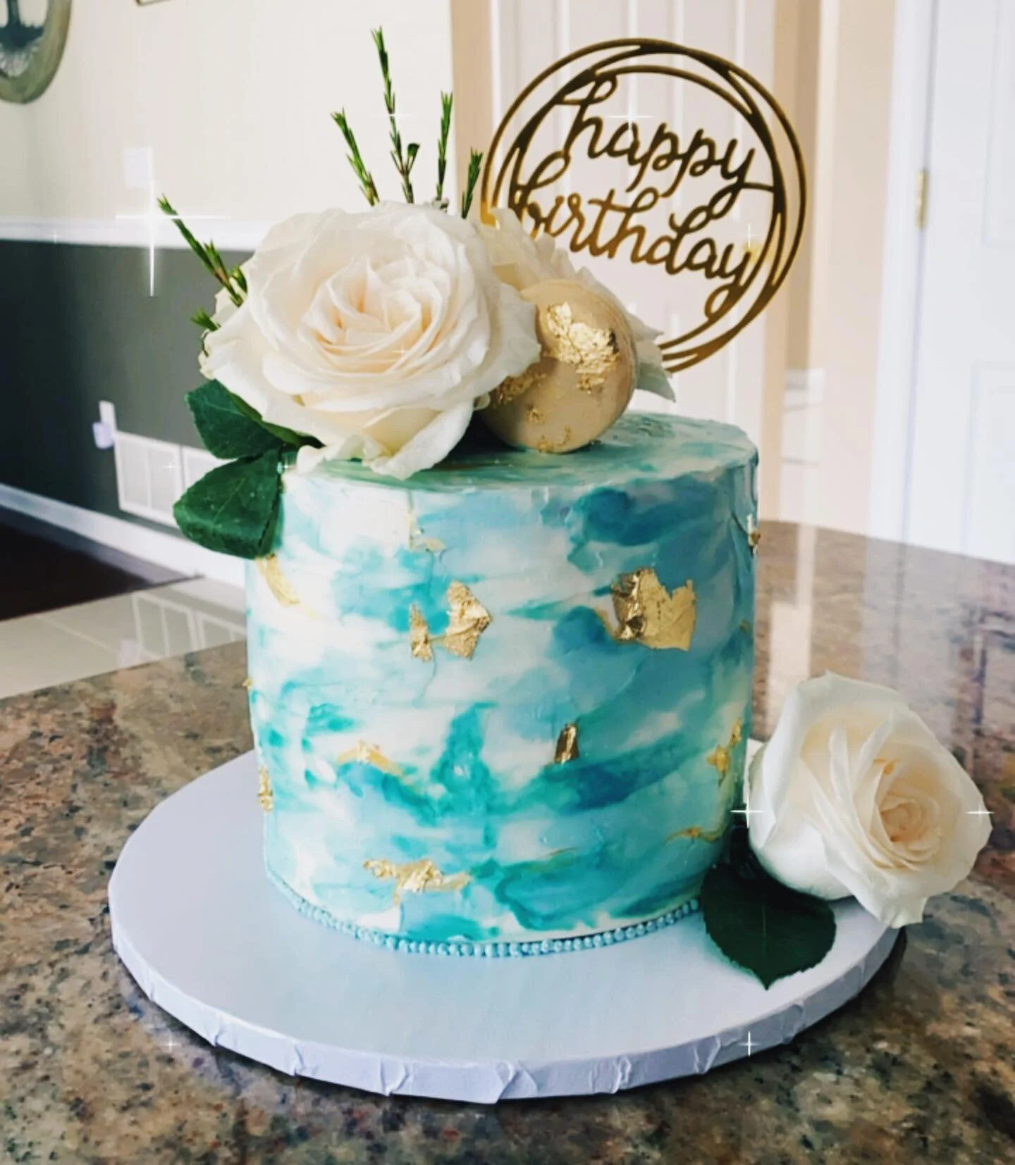 Birthday Cake!
~
~
~
#heerforsweets #cake #birthday #vanilla #cannoli #minichocolatechips #rich #marble #cloud #blue #white #freshflowers #roses #macaron #goldleaf #piping #sweets #dessert #pastrychef