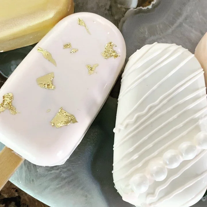 Pink And Gold Cakesicles! 
~
~
~
#heerforsweets #cske #cakesicles #vanilla #buttercream #chocolate #candymelts #wilton #goldleaf #lusterdust #shimmer #drizzle #sprinkles #pearls #dessert #sweets #pstrychef