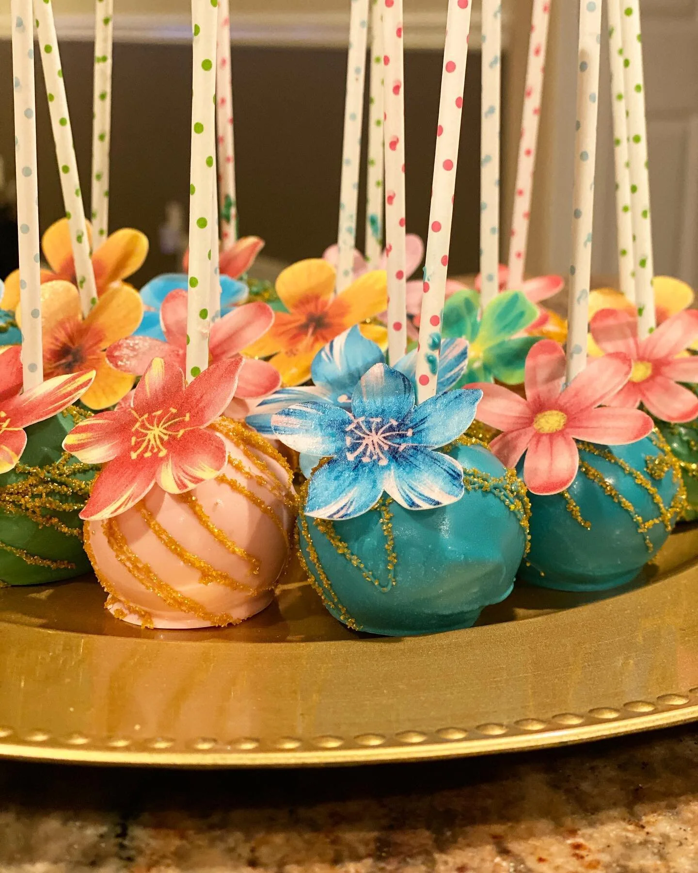 Tropical Themed Treats! 
~
~
~
#heerforsweets #birthday #cakepops #cheesecakebites #tiramisu #mousseshooters #truffles #oreo #chocolate #floral #colorful #tropical #hawaiian #desserttable #sweets #dessert #pastrychef