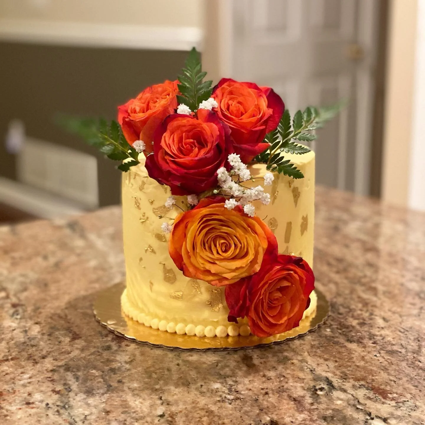 Floral and Gold is so this season! 
~
~
~
#heerforsweets #cake #birthday #vanilla #mango #buttercream #floral #roses #leaves #twotone #gold #goldleaf #piping #sweets #dessert #pastrychef